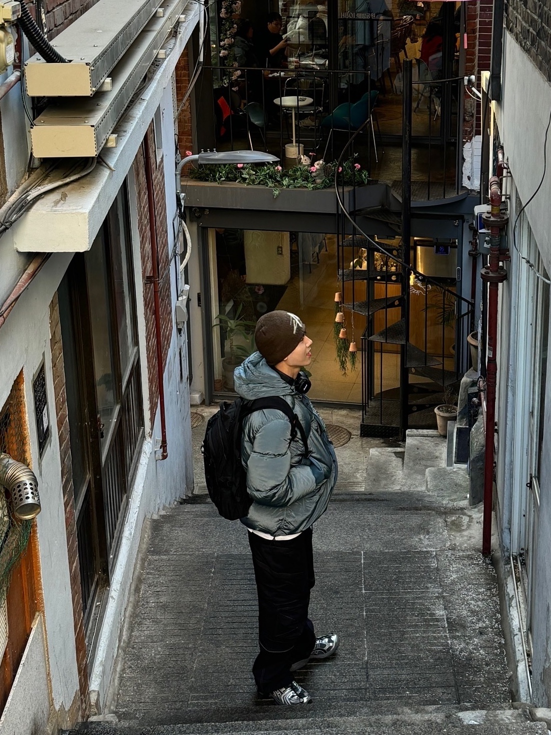 Stussy Brushed Out Stock Skullcap Beanie Brown, Stone Island 44508 Nylon Metal Down-TC Jacket Powder Blue - 21FW 착용 스타일