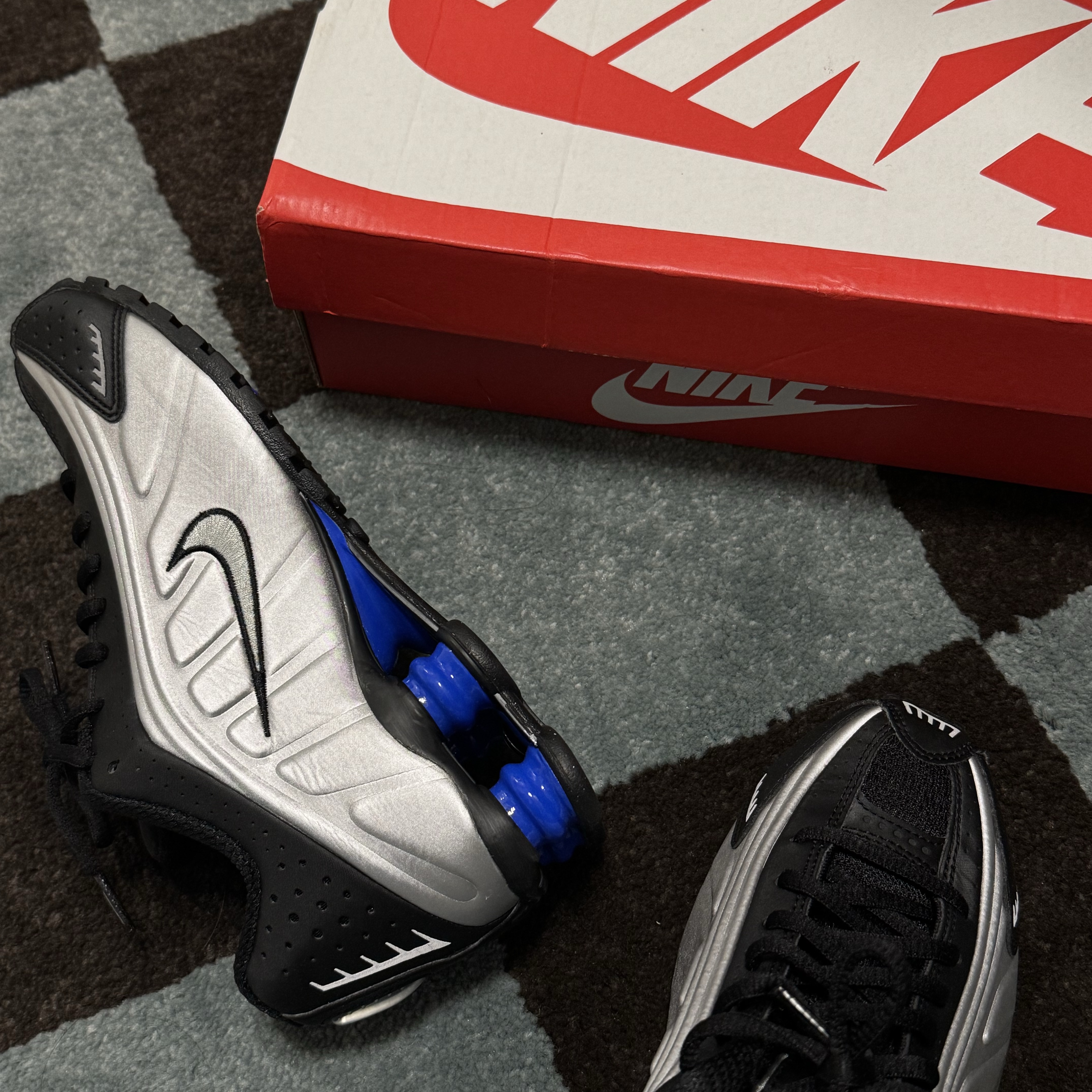 (W) Nike Shox R4 Metallic Silver and Black 착용 스타일