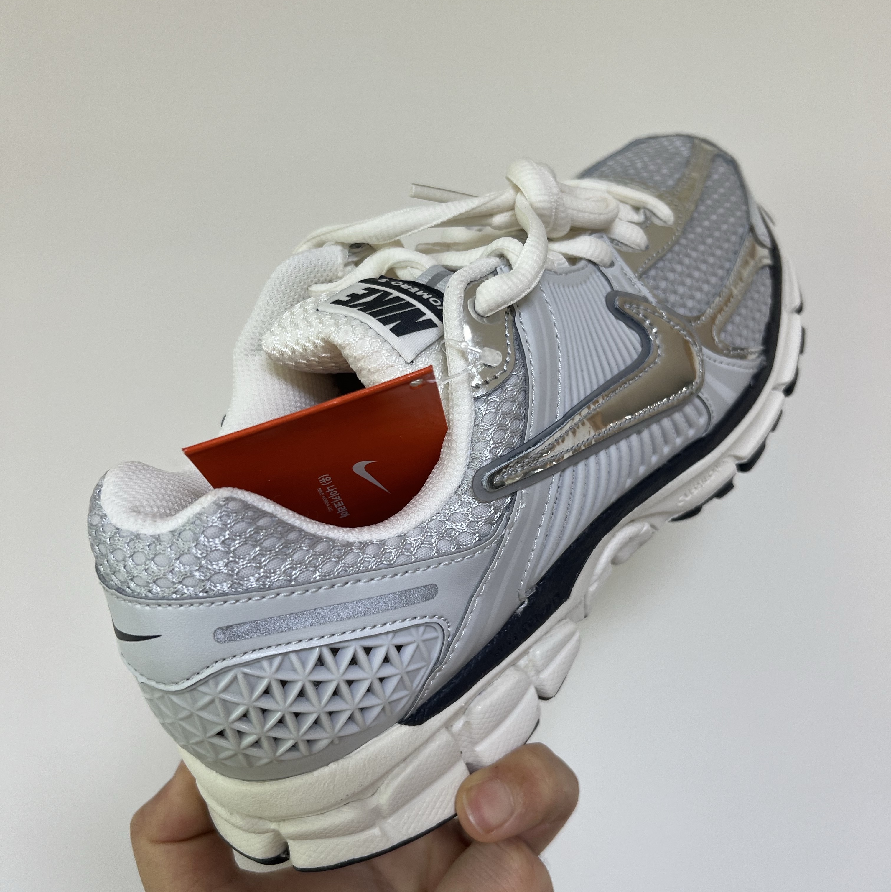 Nike Zoom Vomero 5 Photon Dust Gridiron 착용 스타일 - 2