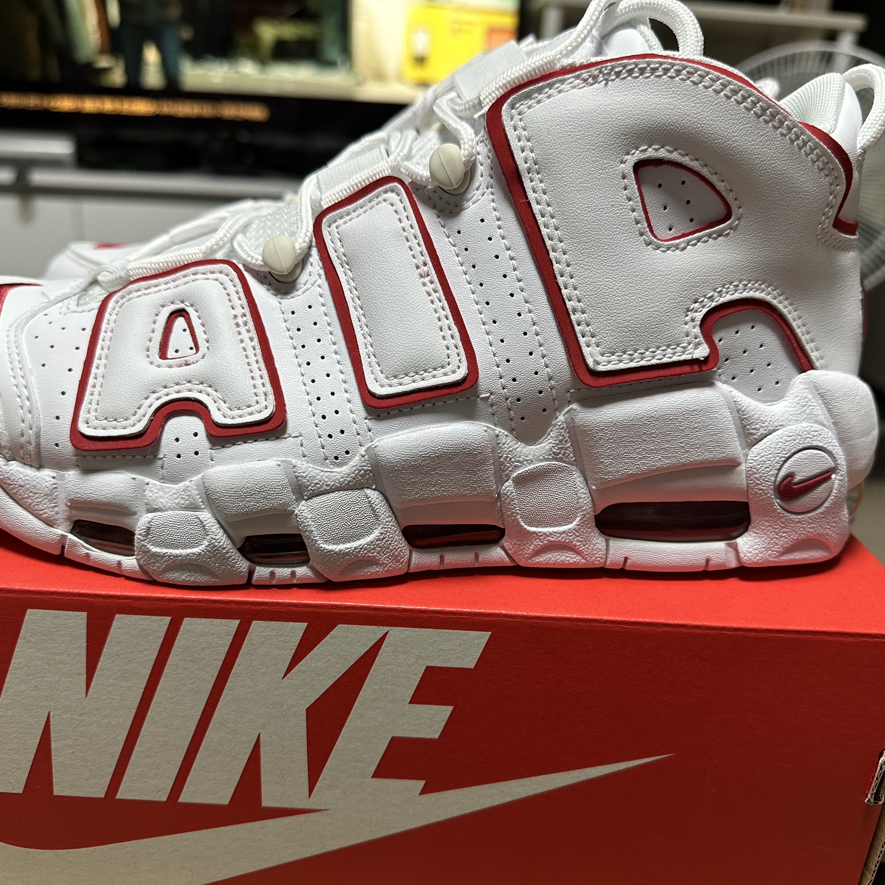 Nike Air More Uptempo White Varsity Red 2021 착용 스타일 - 3