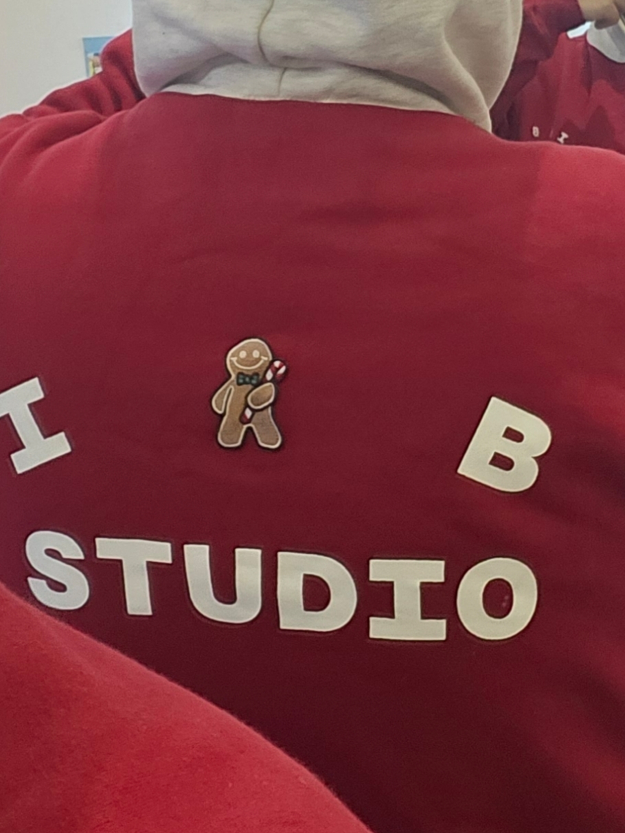 IAB Studio 24 Christmas Hoodie Burgundy Oatmeal 착용 스타일