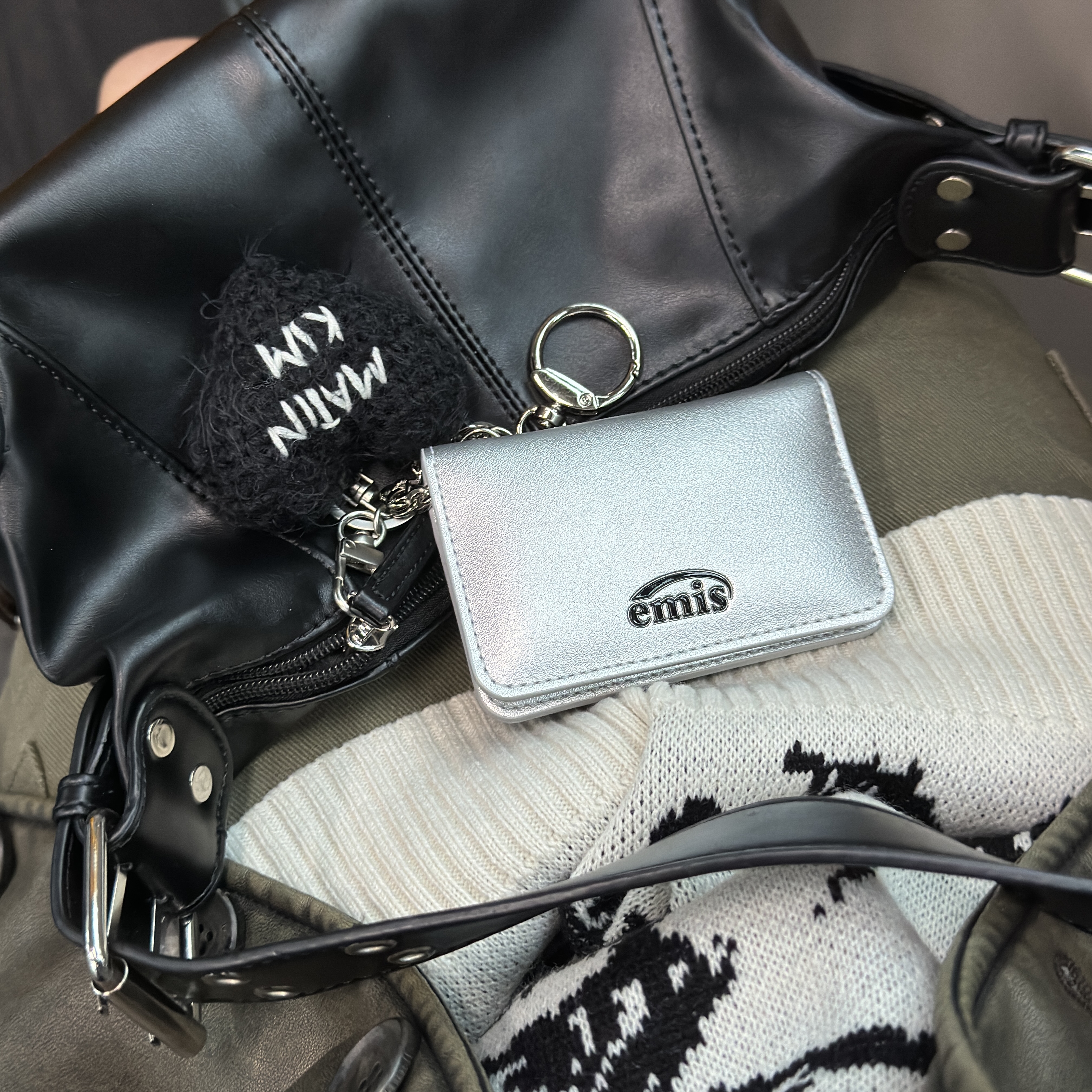 Matin Kim Heart Knit Keyring Black 착용 스타일