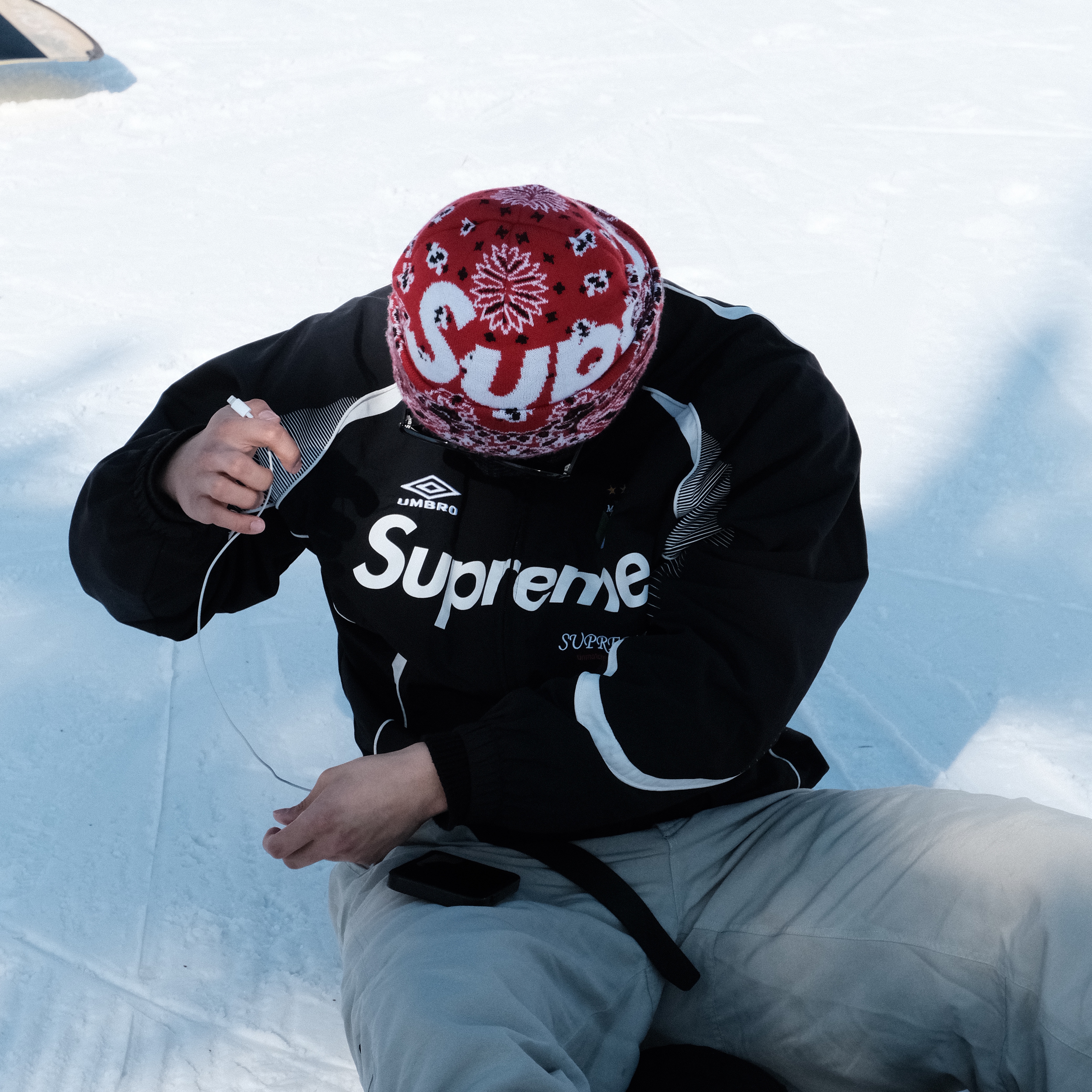 Supreme x Umbro Track Jacket Black - 22SS, Supreme Big Logo Beanie Red Bandana - 24FW 착용 스타일 - 2