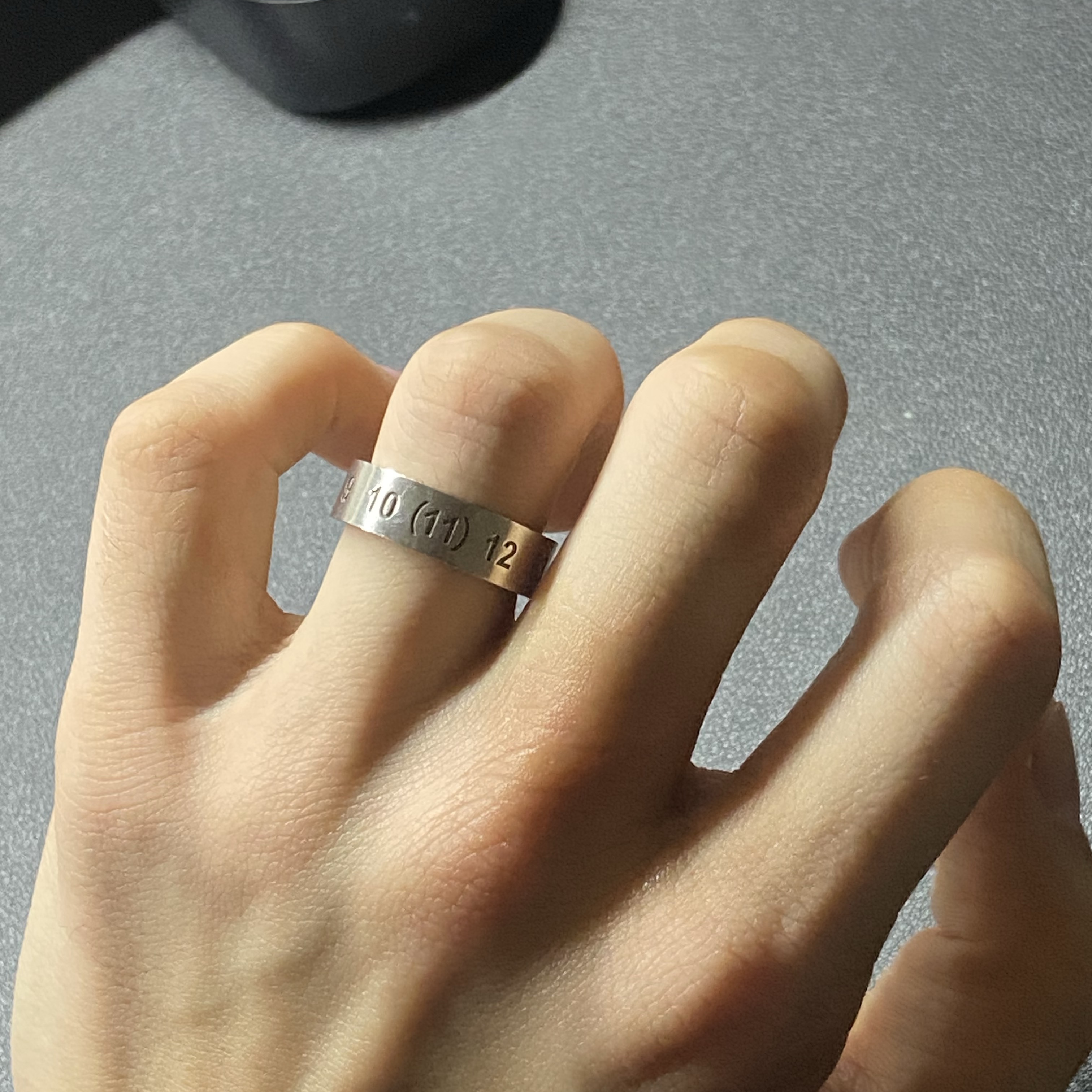 Maison Margiela Numerical Band Silver Ring Silver 착용 스타일
