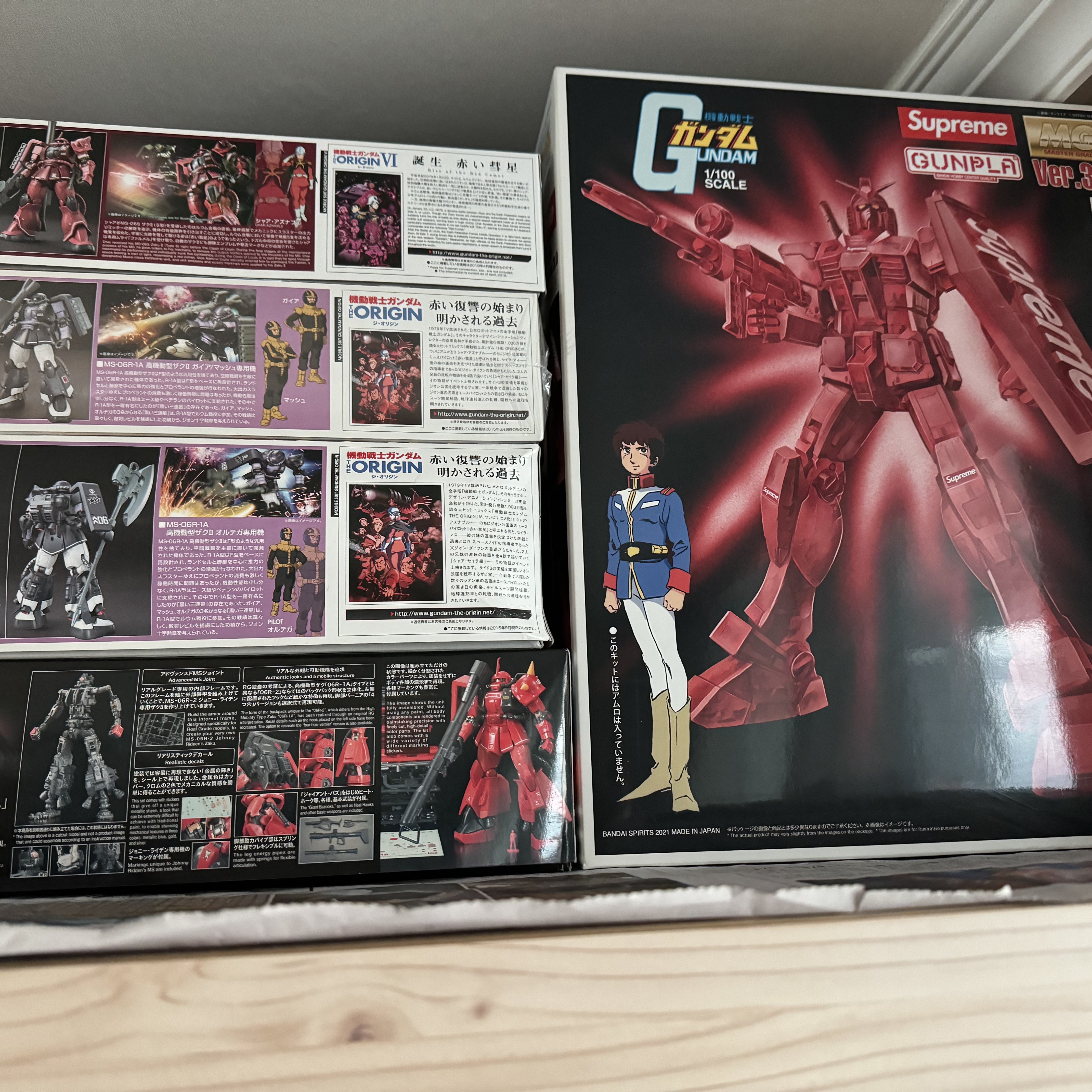 Supreme MG 1/100 RX-78-2 Gundam Ver. 3.0 착용 스타일