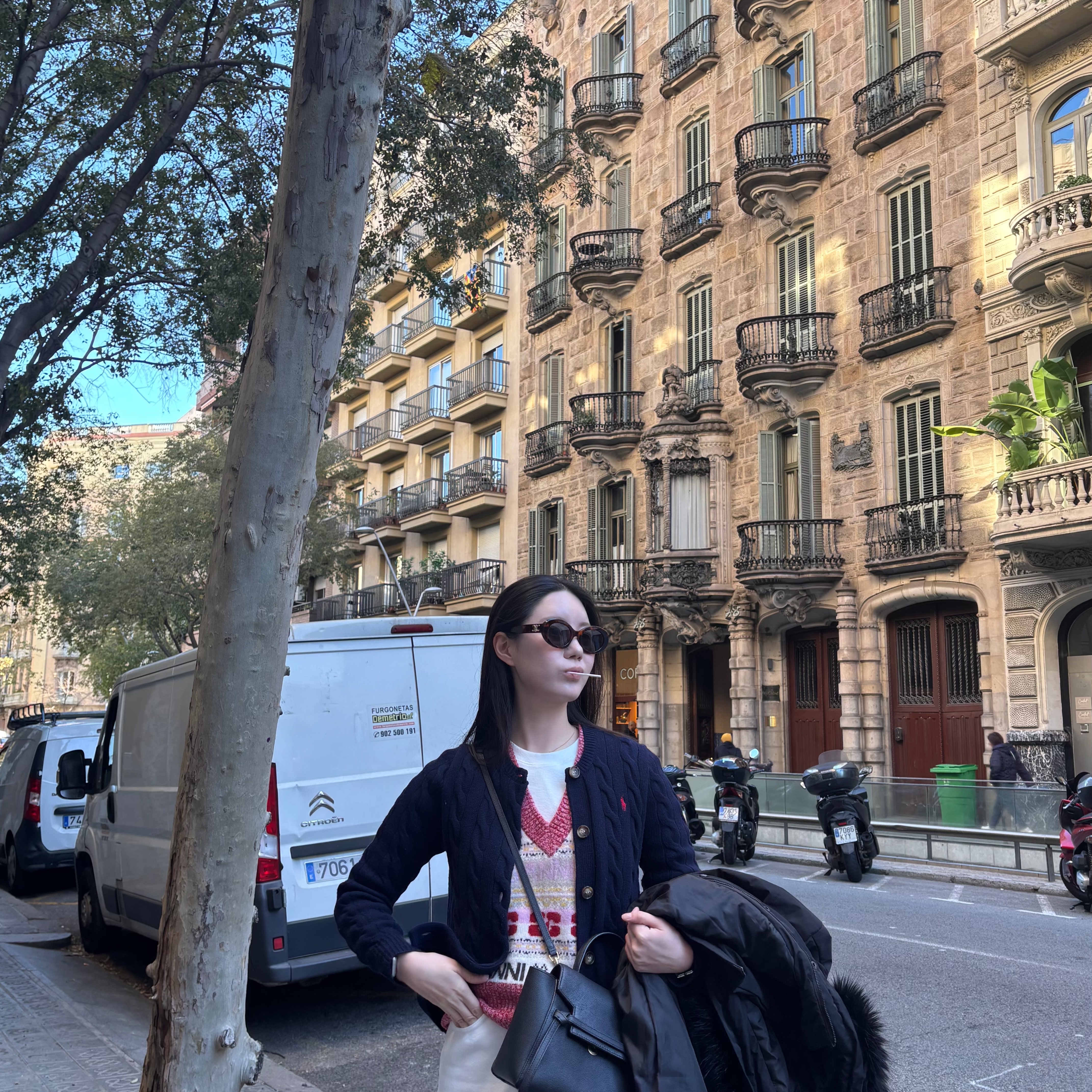 (W) Celine Triomphe 01 Sunglasses in Acetate Blonde Havana, Celine Nano Belt Bag in Grained Calfskin Black 착용 스타일 - 3