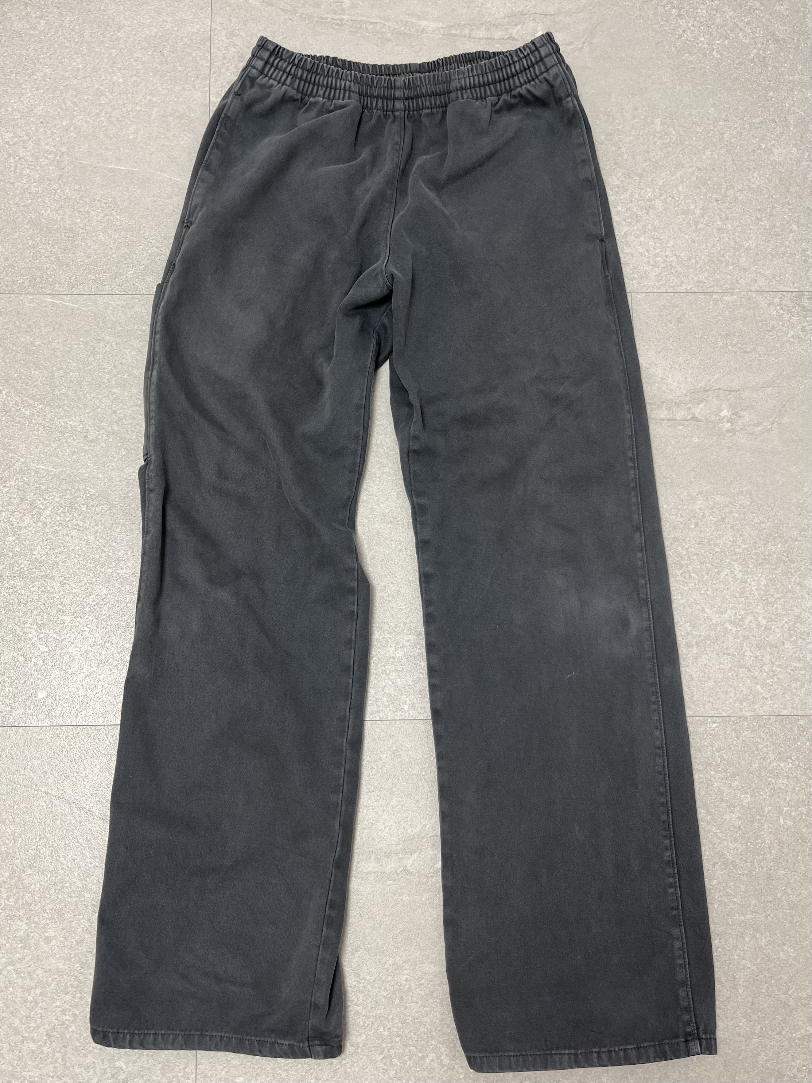 Yeezy Gap Engineered By Balenciaga Sateen Cargo Pants Black, Yeezy Gap Engineered By Balenciaga Sateen Cargo Pants Black 착용 스타일 - 4