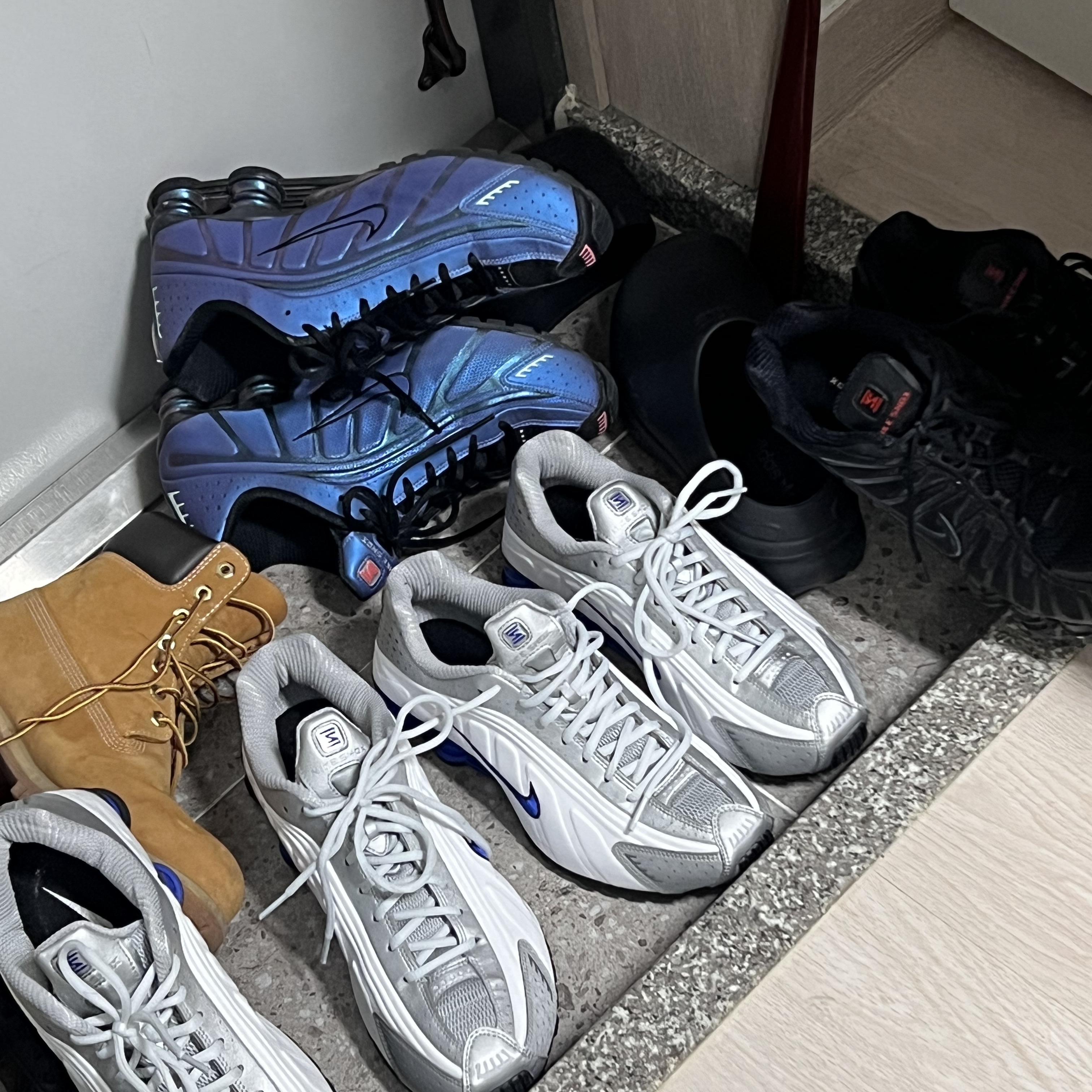 Nike Shox R4 White Racer Blue, (W) Nike Shox TL Black and Max Orange 착용 스타일