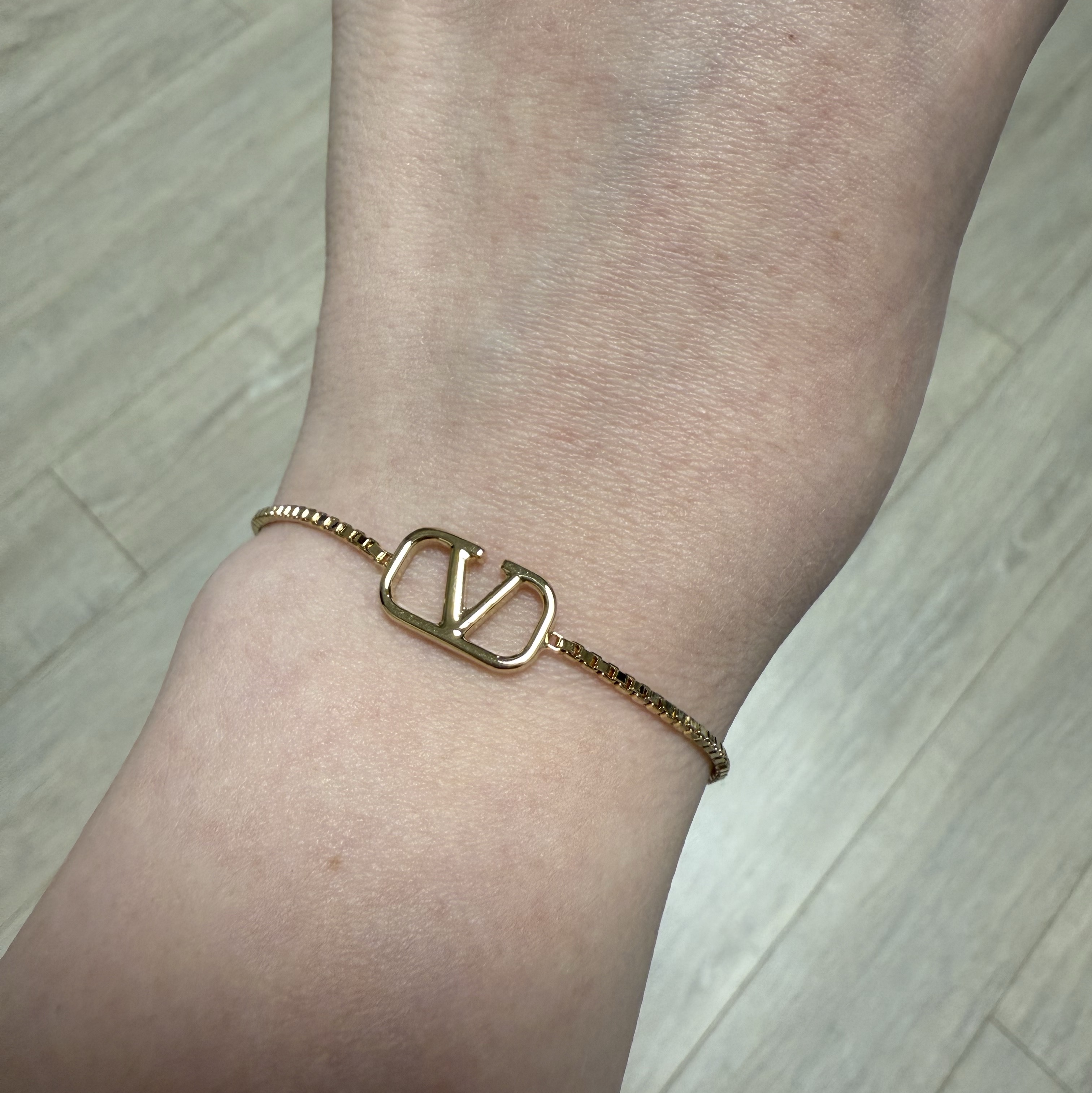 Valentino Vlogo Signature Metal Bracelet Gold 착용 스타일