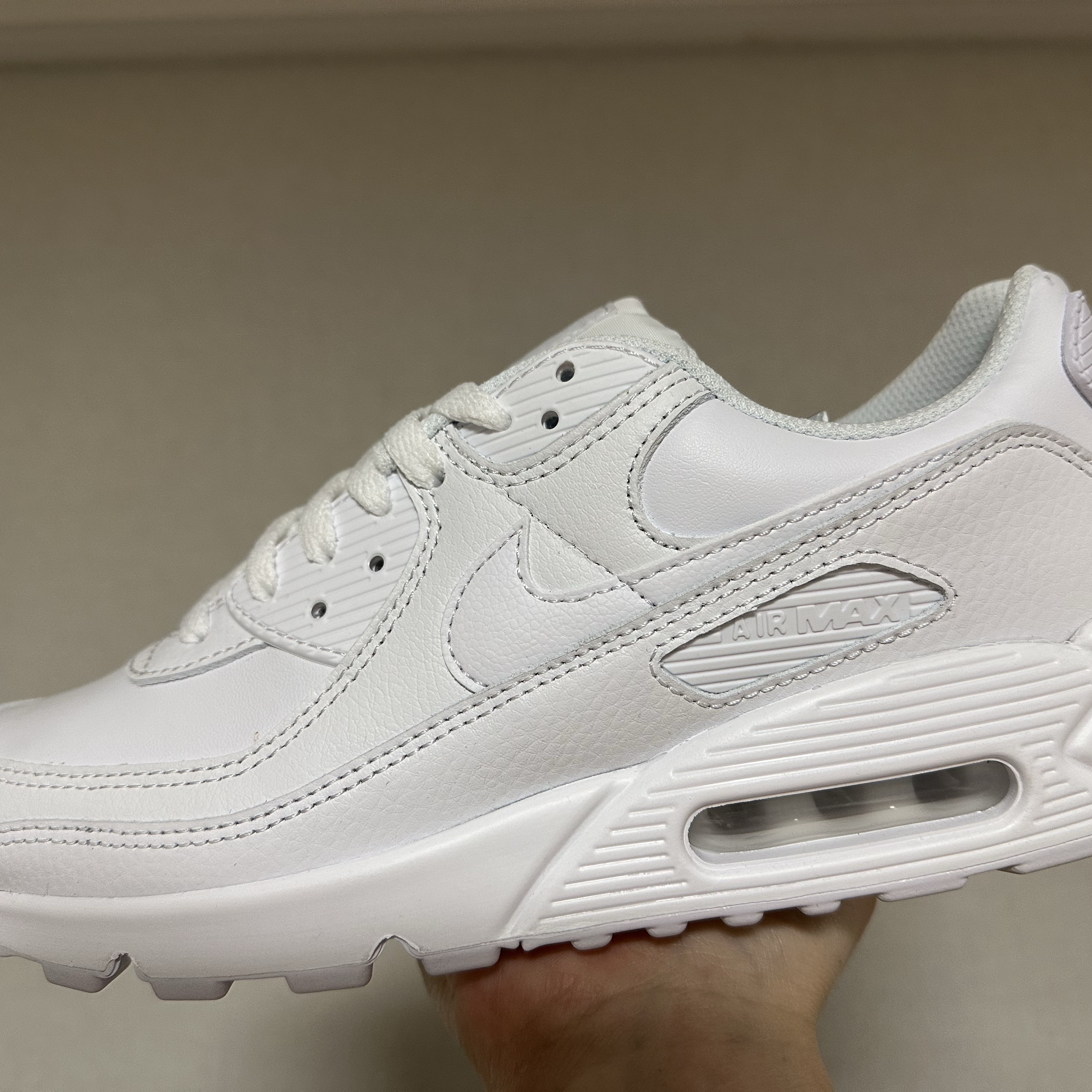 Nike Air Max 90 LTR Triple White 착용 스타일 - 6