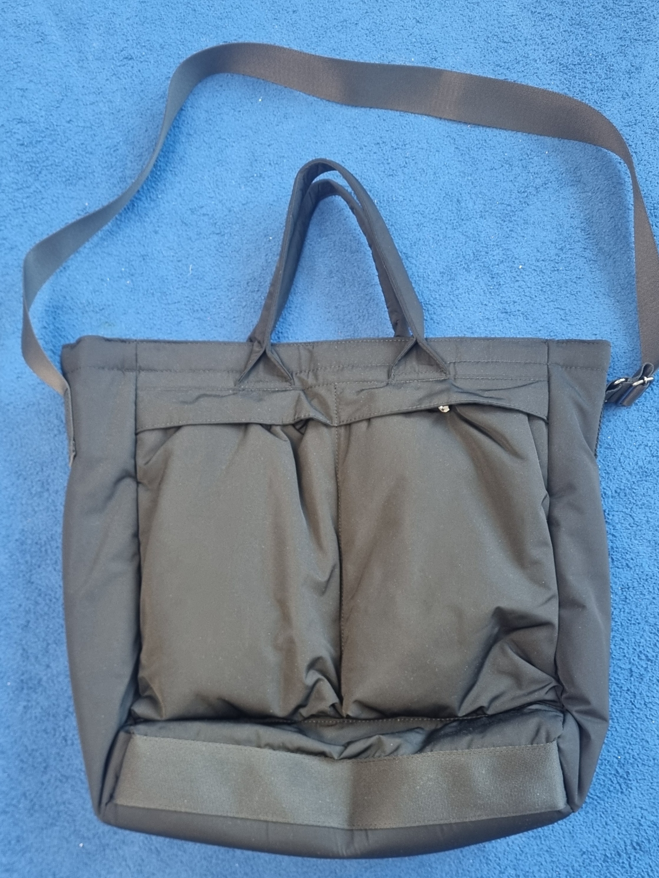 Uniqlo 2-Way Utility Bag Gray 착용 스타일