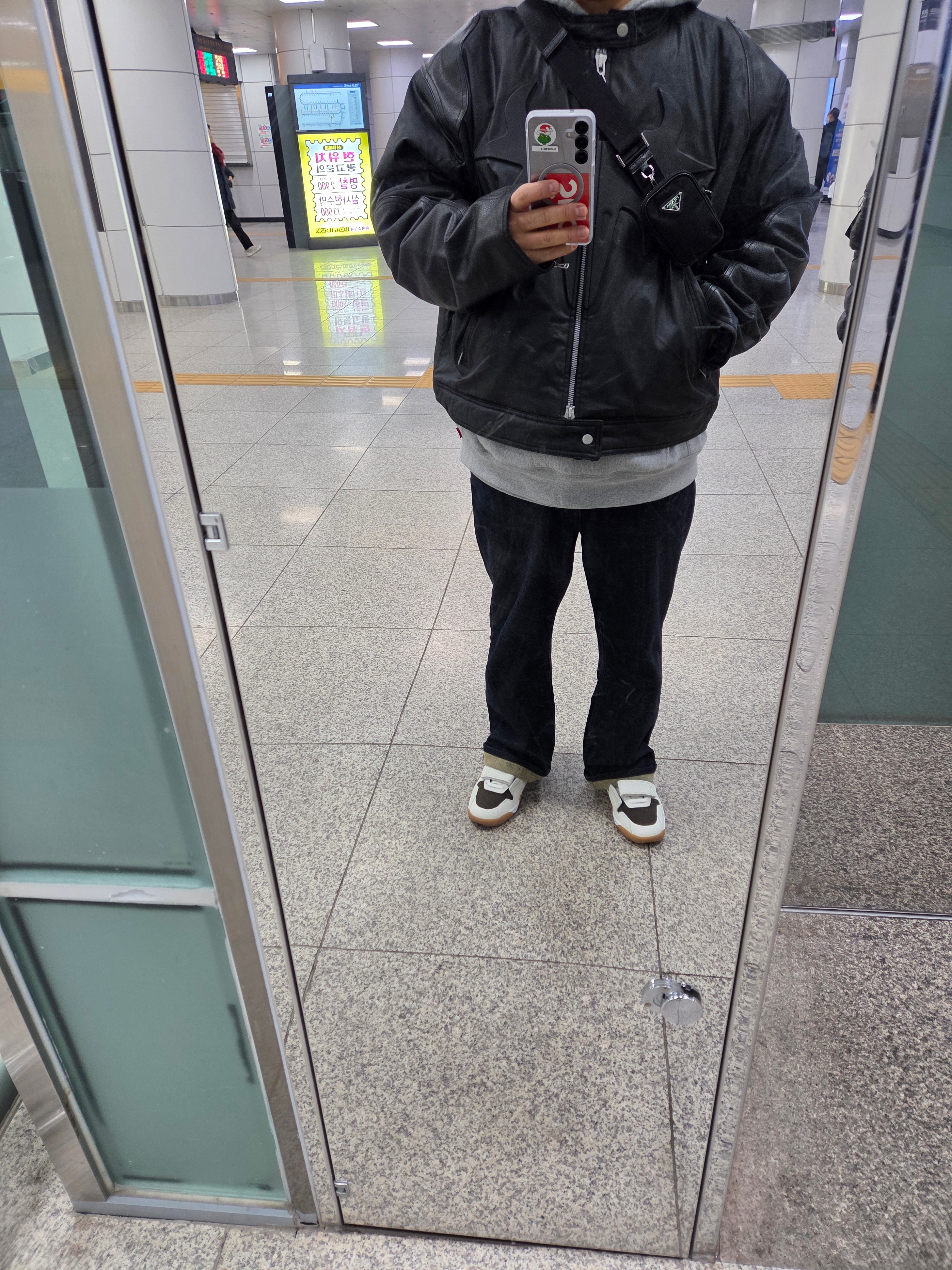 Jordan x Travis Scott Waxed Jacket Black (DZ5474-010), Jordan x Travis Scott Jumpman Jack TR Sail and Dark Mocha 착용 스타일 - 2