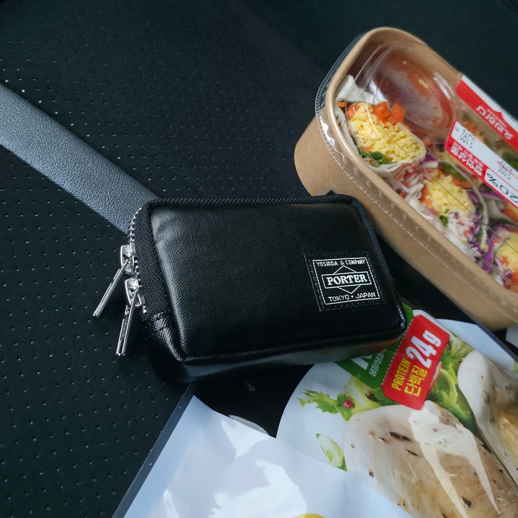 Porter Freestyle Multi Coin Case Black 착용 스타일