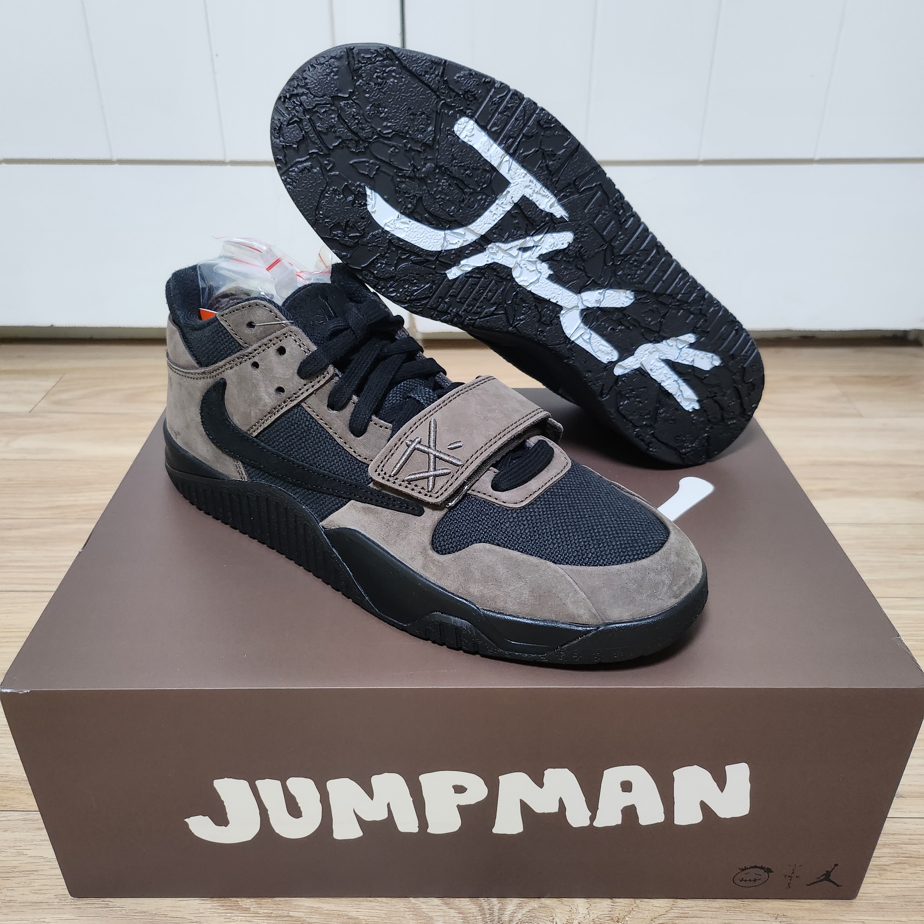 Jordan x Travis Scott Jumpman Jack TR Black and Dark Mocha 착용 스타일 - 1