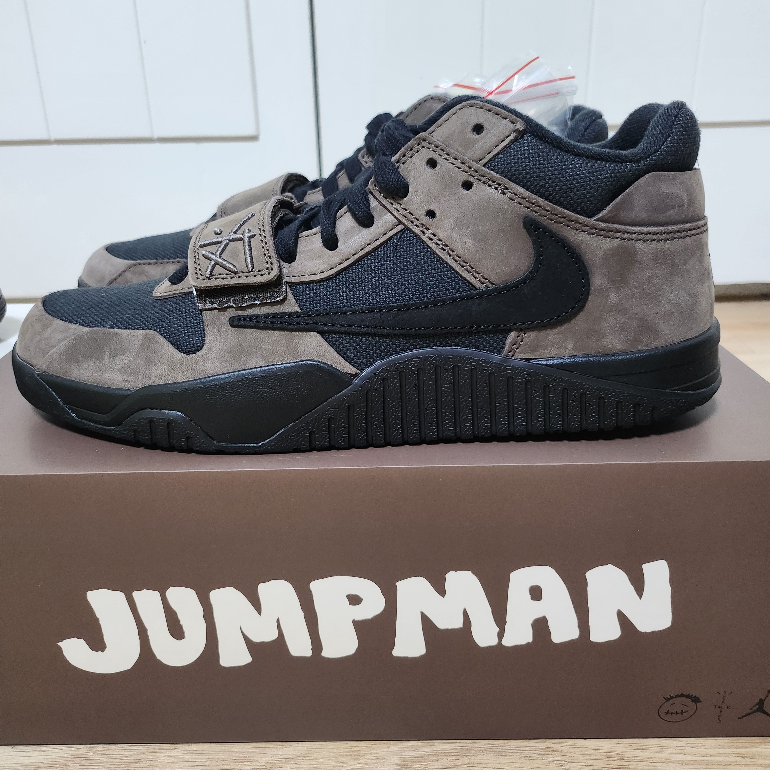 Jordan x Travis Scott Jumpman Jack TR Black and Dark Mocha 착용 스타일 - 2