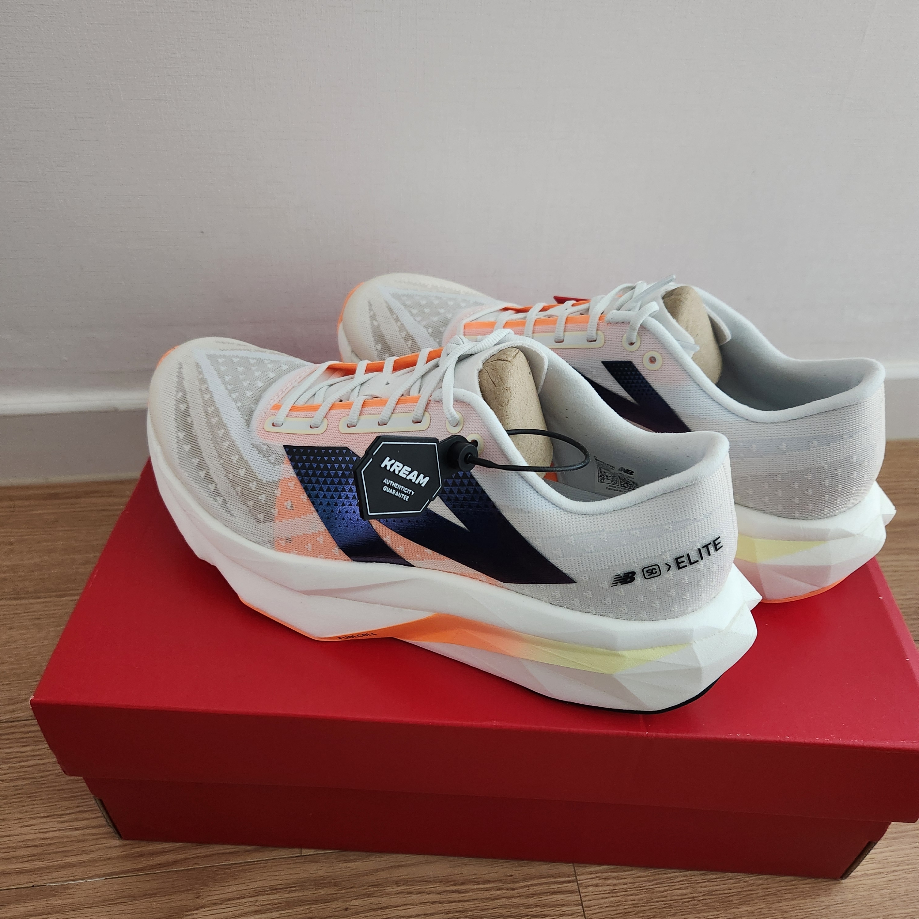 New Balance Fuelcell SC Elite v4 Sunrise - D Standard 착용 스타일 - 3