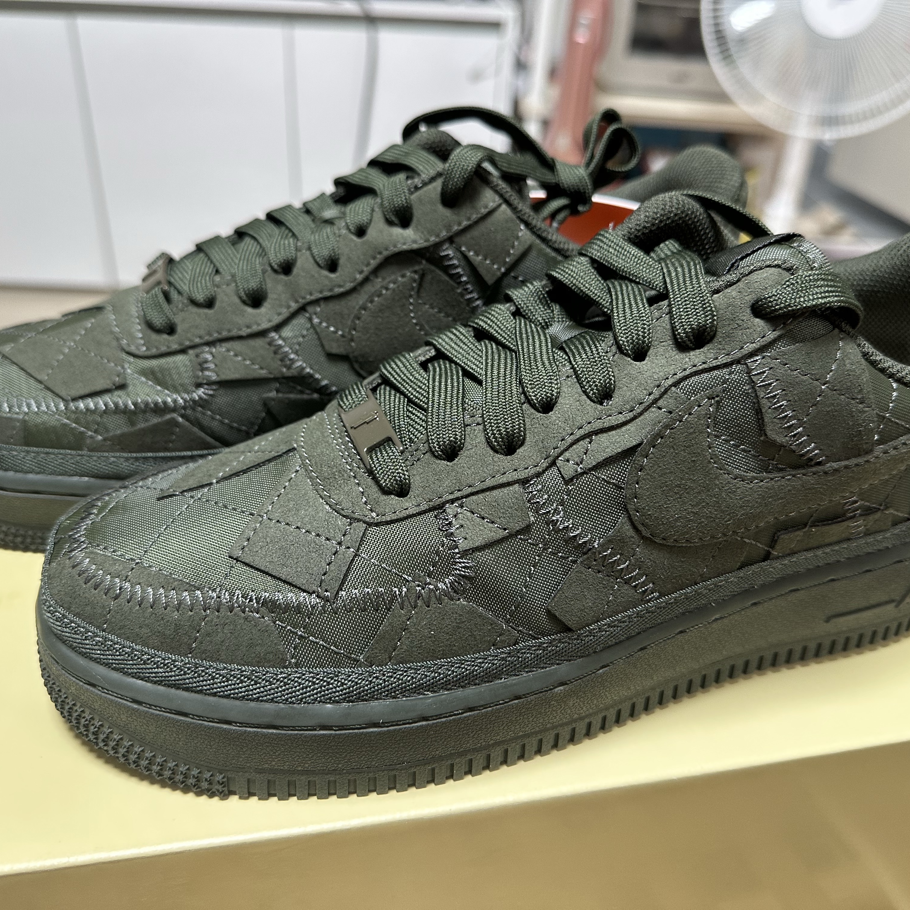 Nike x Billie Eilish Air Force 1 Low '07 SP Sequoia 착용 스타일 - 1