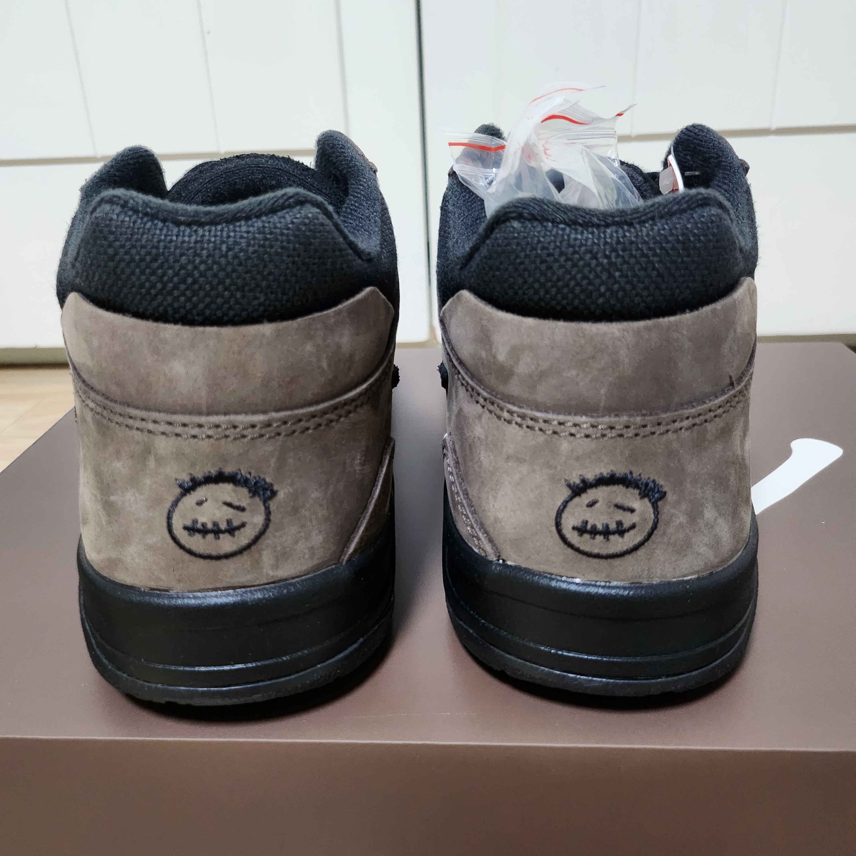 Jordan x Travis Scott Jumpman Jack TR Black and Dark Mocha 착용 스타일 - 3