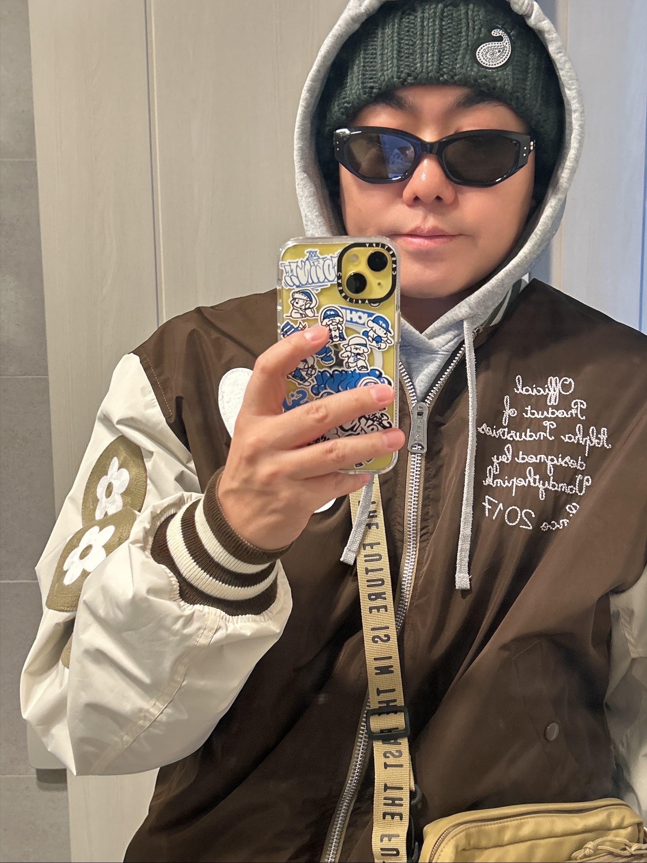 Vandy The Pink x Alpha Industries Bomber Jacket Lead Gray 착용 스타일