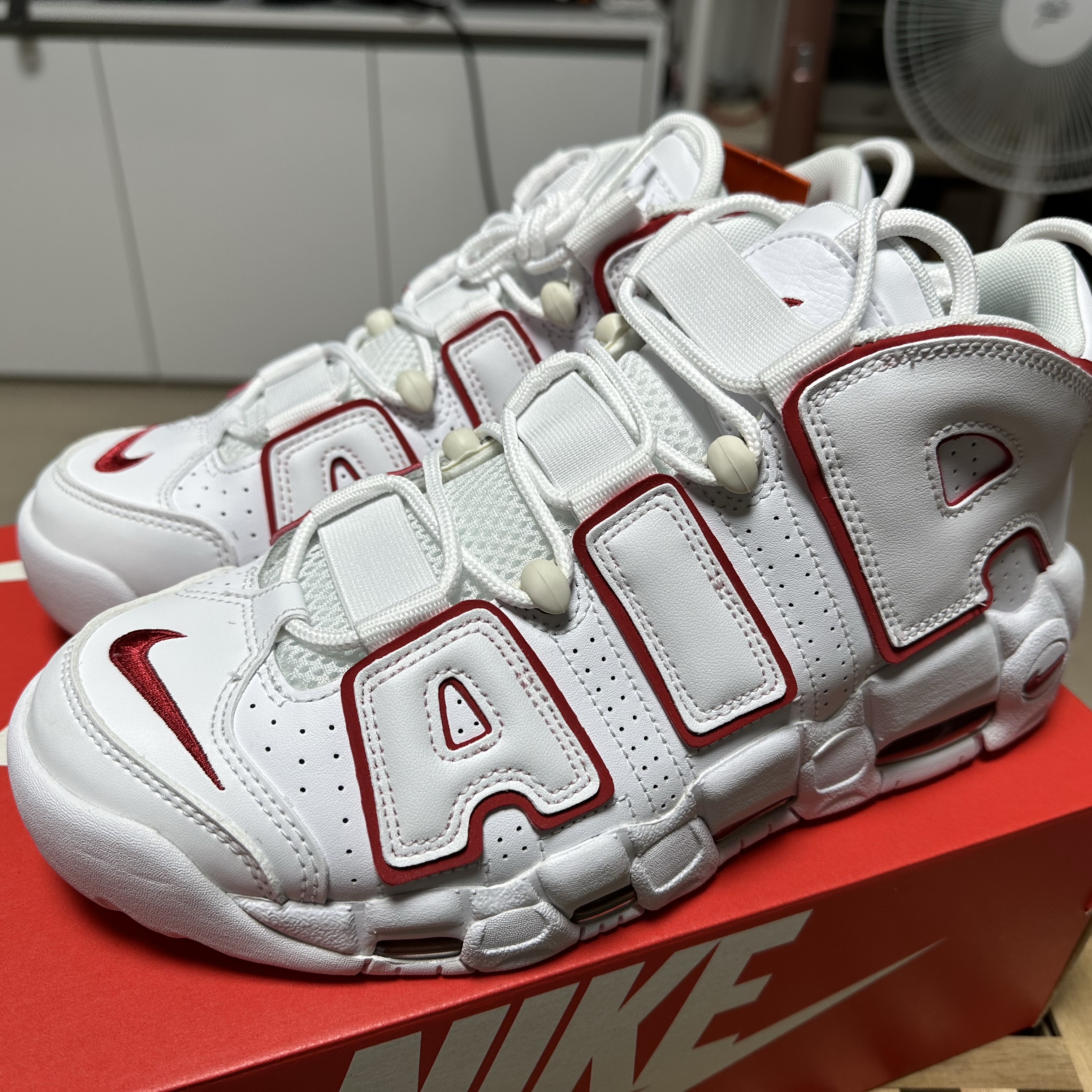 Nike Air More Uptempo White Varsity Red 2021 착용 스타일 - 1