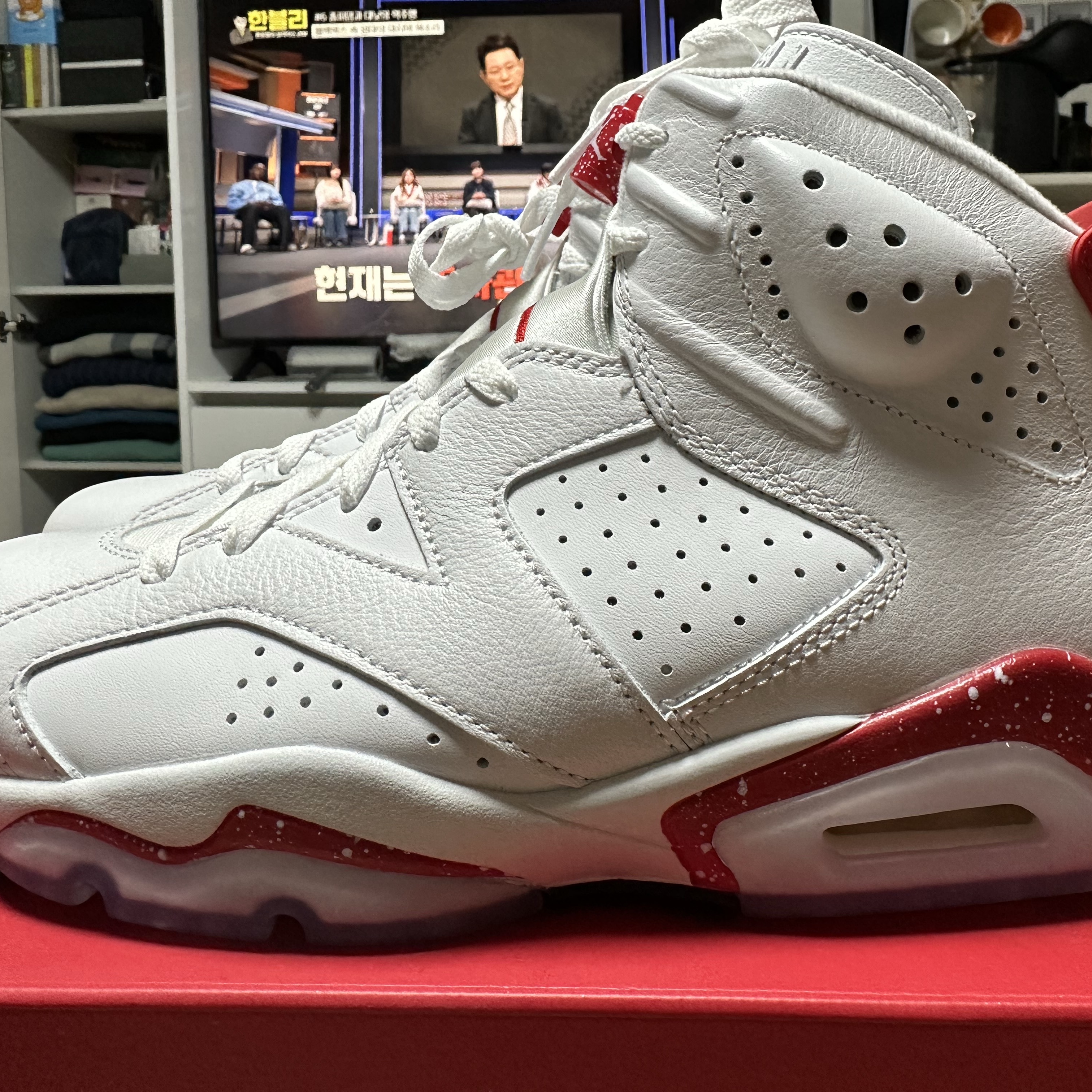 Jordan 6 Retro White and University Red 착용 스타일 - 2