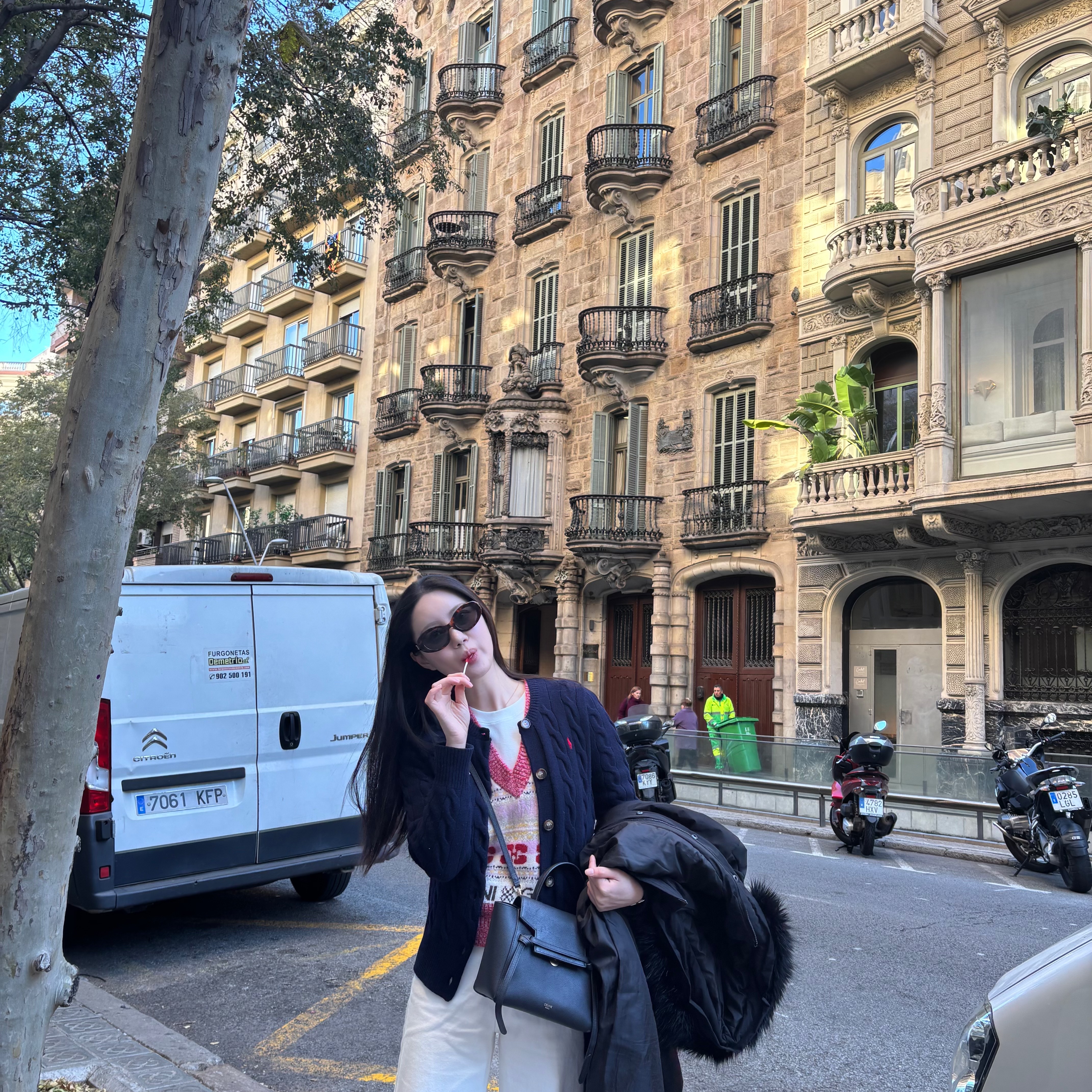(W) Celine Triomphe 01 Sunglasses in Acetate Blonde Havana, Celine Nano Belt Bag in Grained Calfskin Black 착용 스타일 - 4