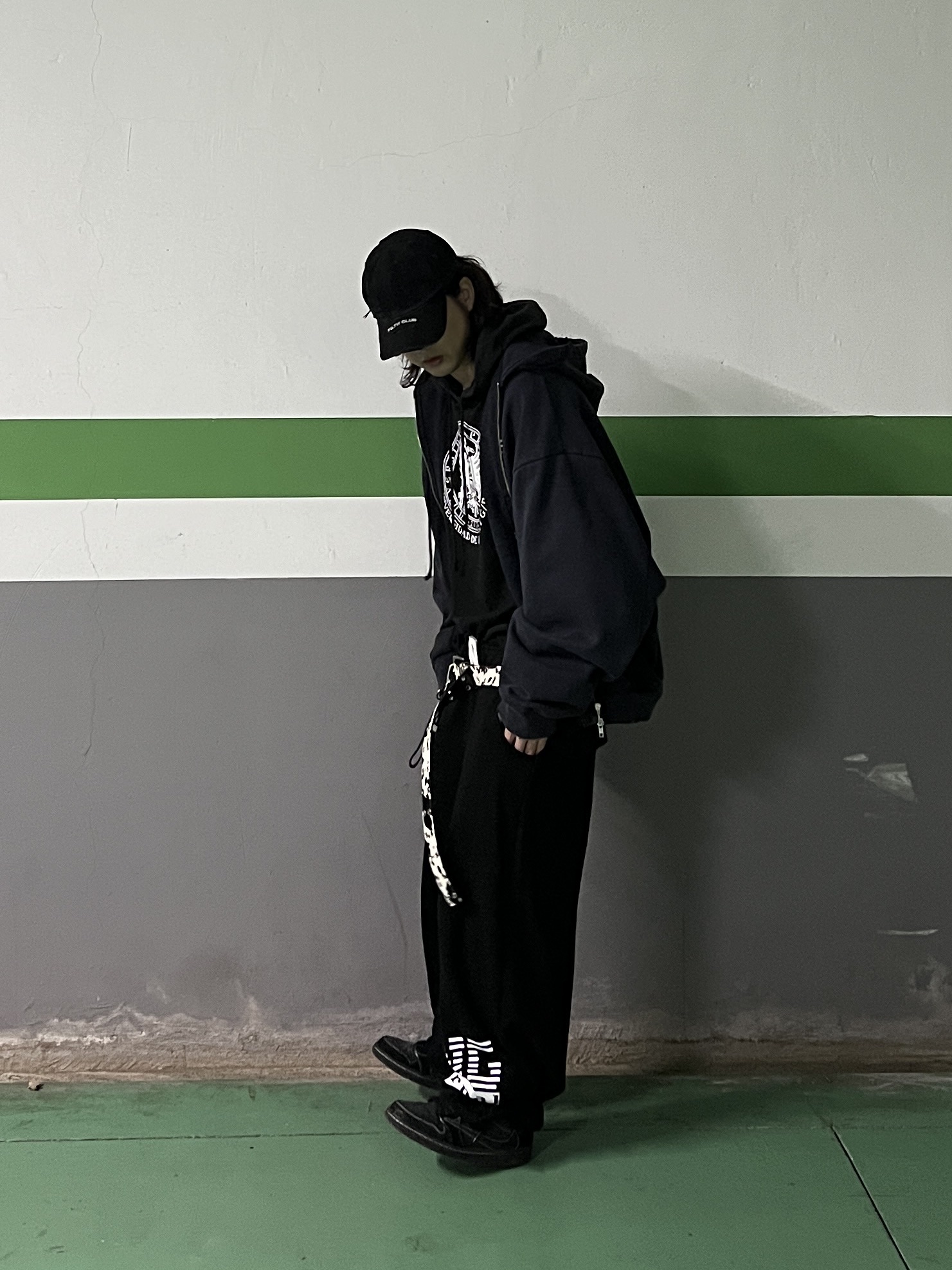 Jordan 1 x Travis Scott Retro Low OG SP Black Phantom, Project G/R Distressed Filth Club Cap Washed Black 착용 스타일 - 3
