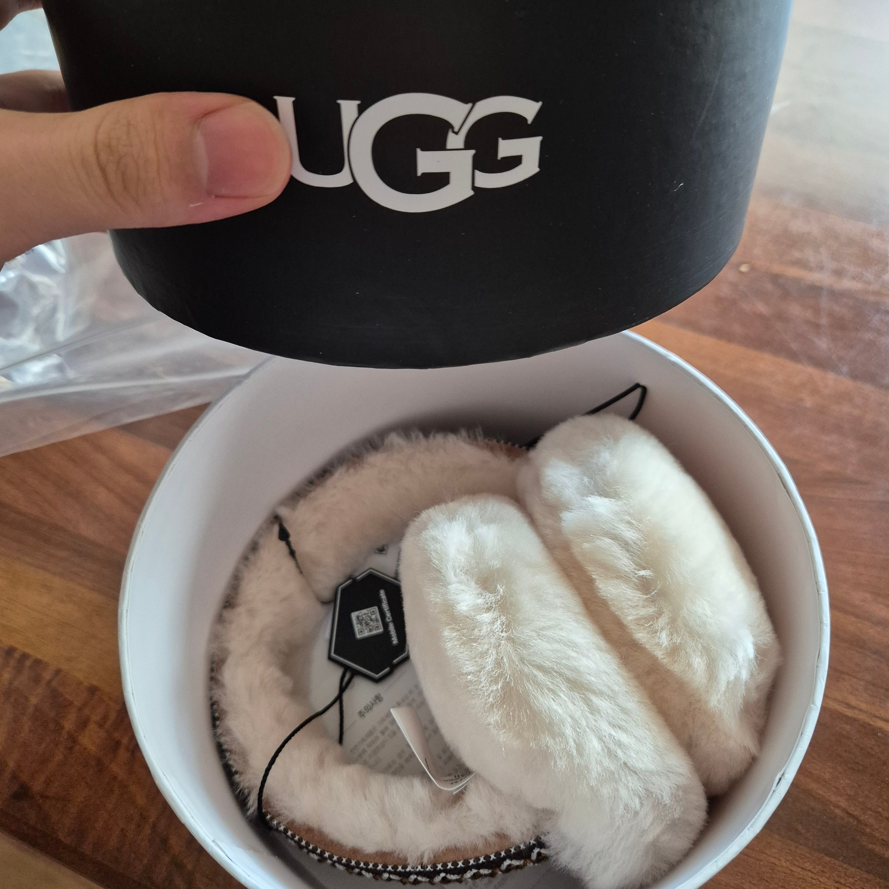 (W) UGG Sheepskin Tasman Earmuff Chestnut 착용 스타일 - 1