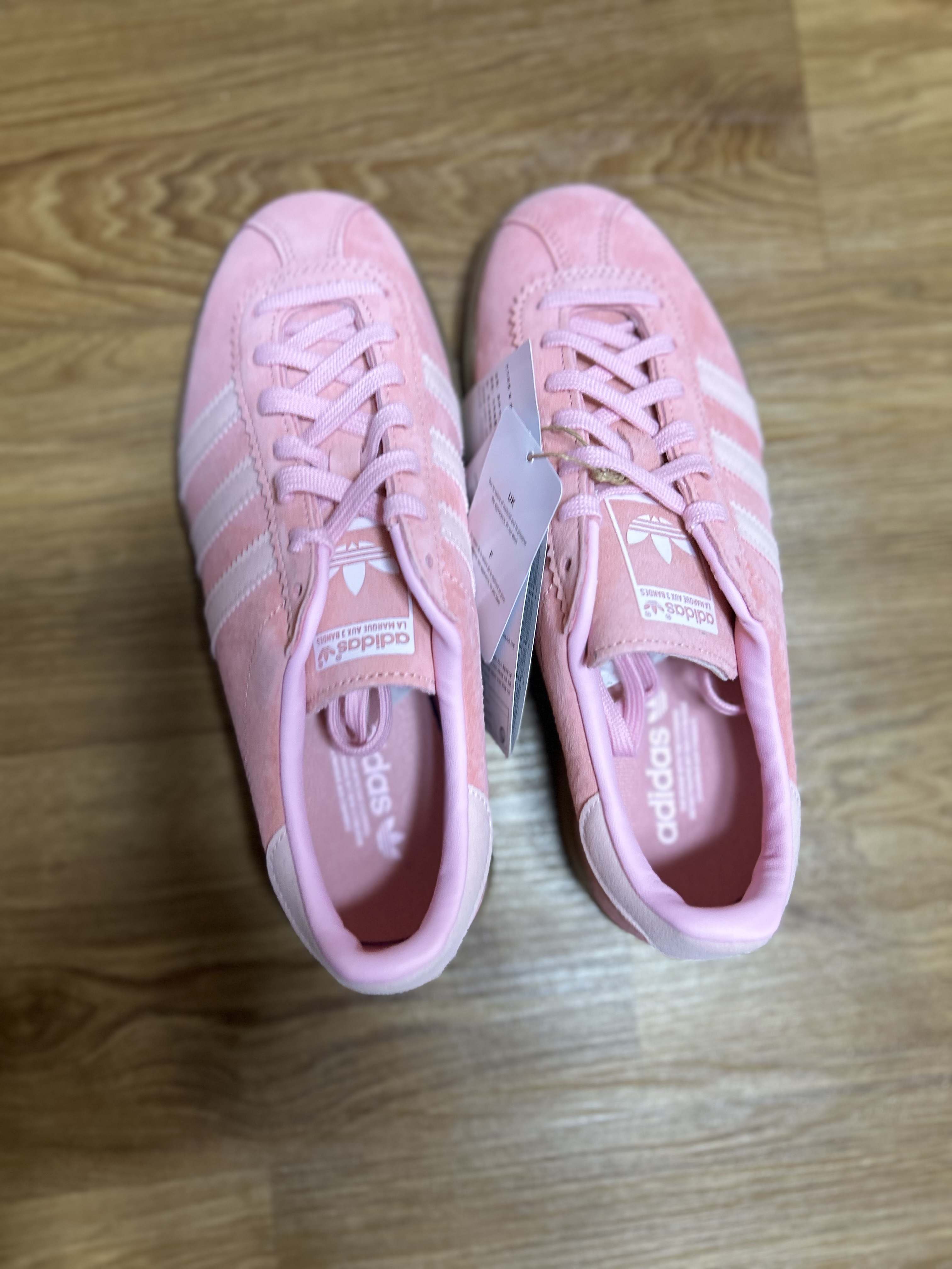Adidas Bermuda Glow Pink 착용 스타일