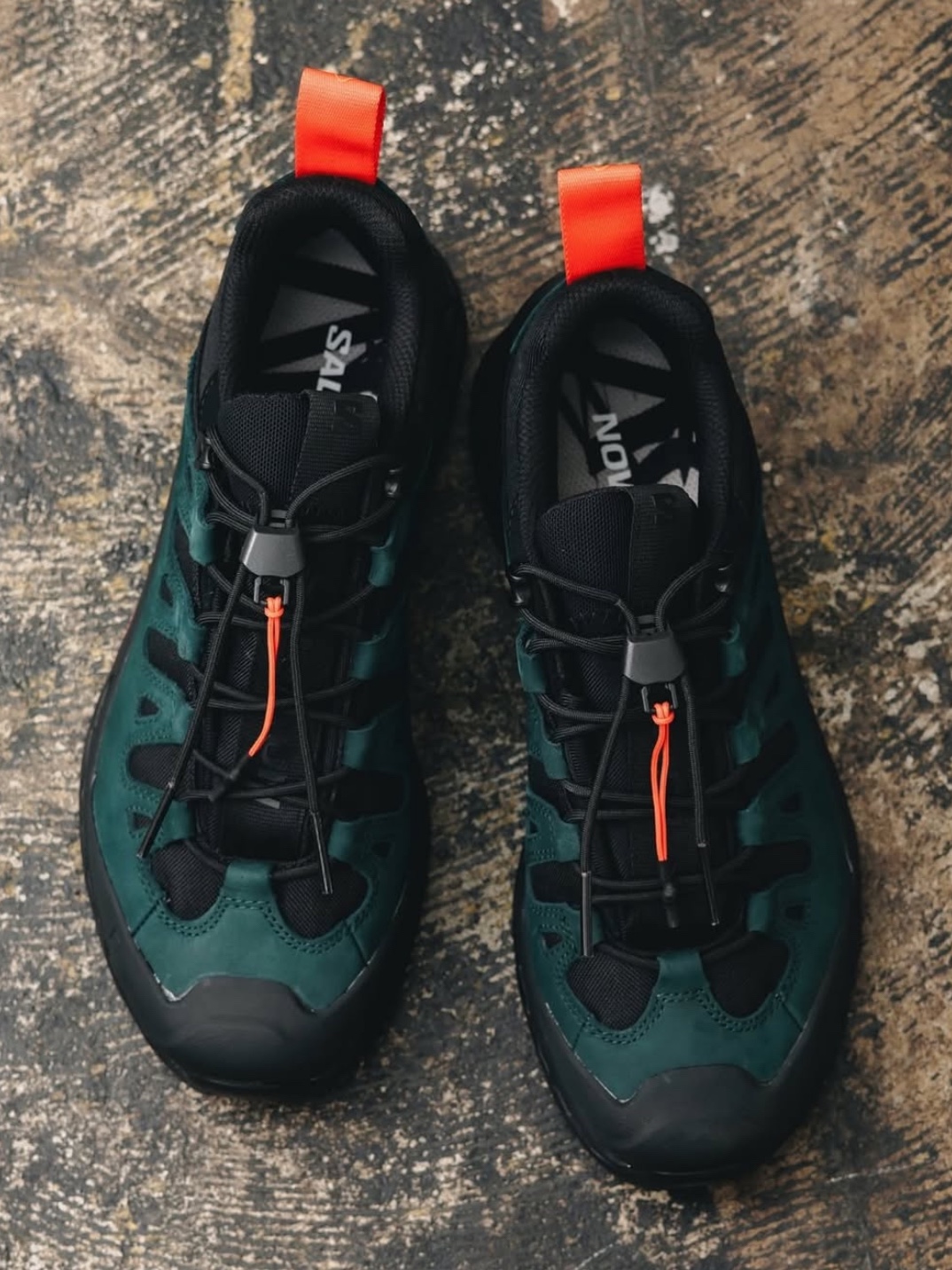 Salomon x GR10K Quest Low 2 Black Ponderosa Pine 착용 스타일 - 4