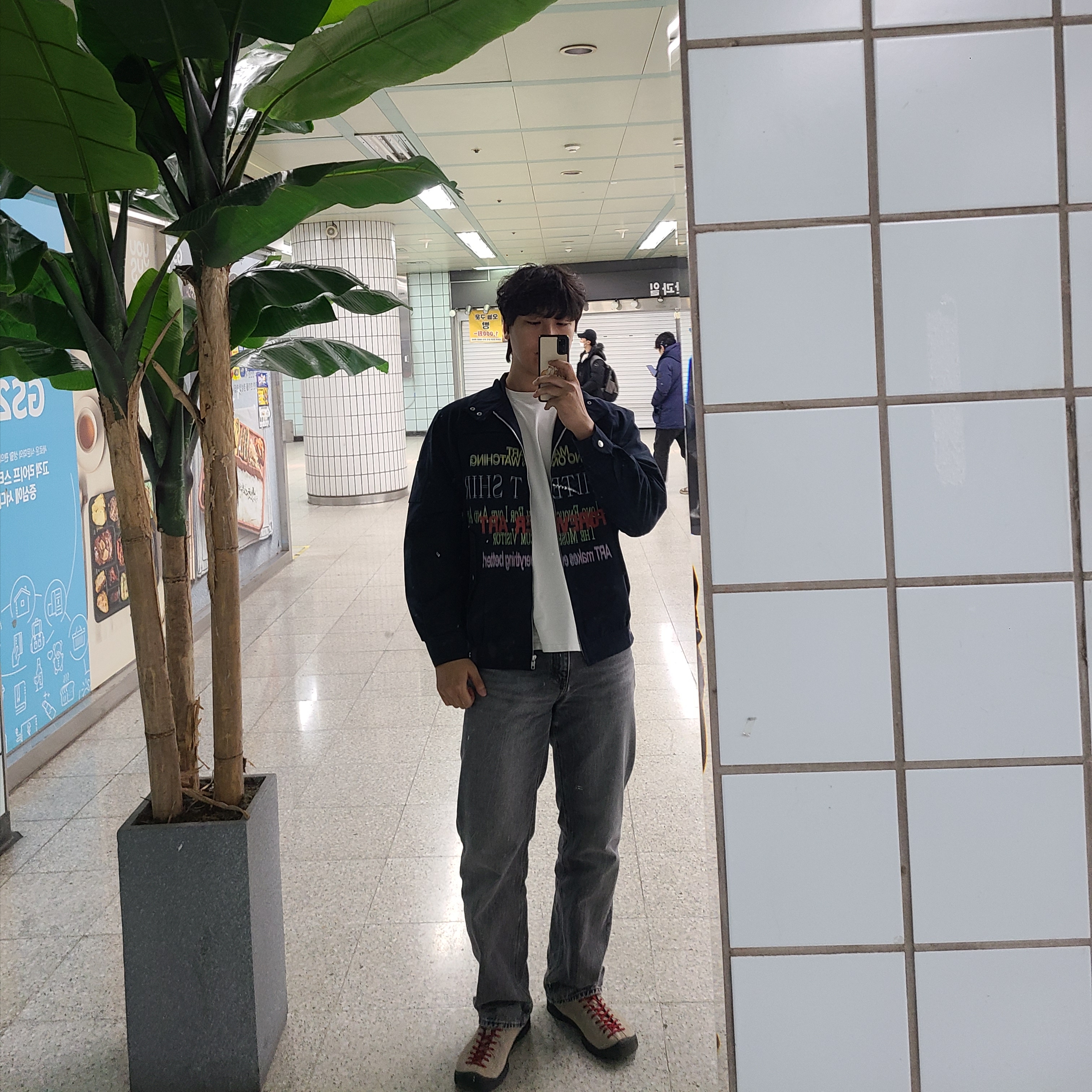 Keen Jasper Suede Sneakers Silver Mink, The Museum Visitor Lettering Printed Cotton Blouson Navy 착용 스타일