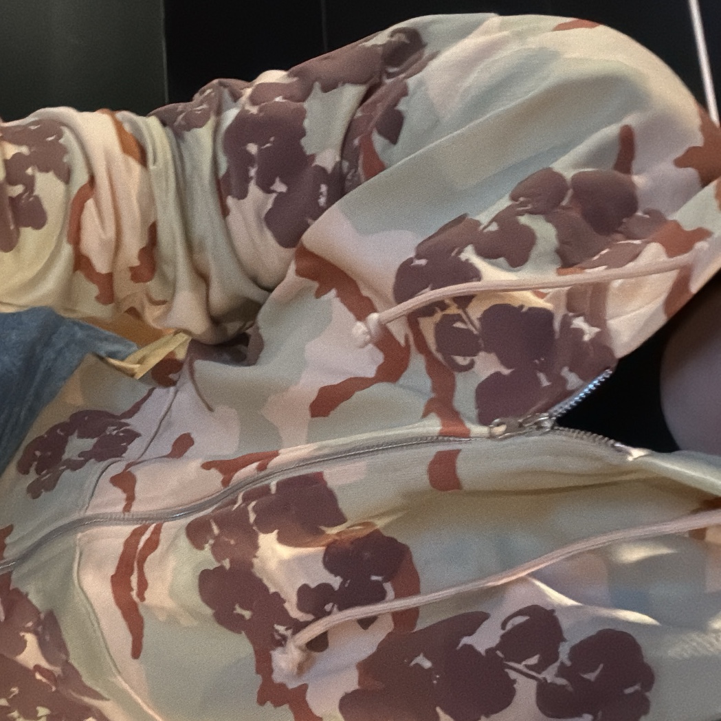 Denim Tears Cotton Wreath Zip Hoodie Desert Storm Camo 착용 스타일