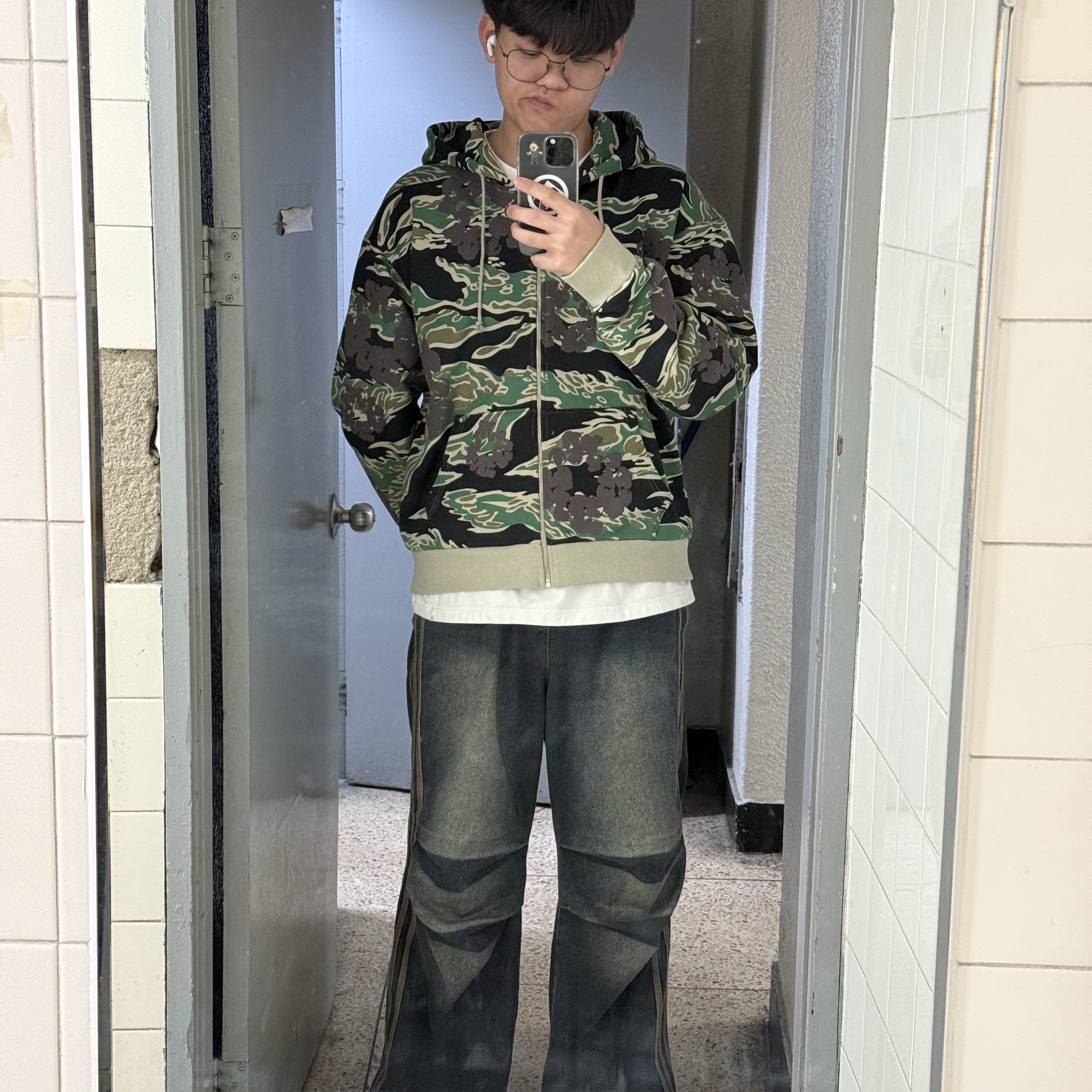 Denim Tears Cotton Wreath Zip Hoodie Tiger Camo, Denim Tears Cotton Wreath Sweatpant Green Camo 착용 스타일 - 1
