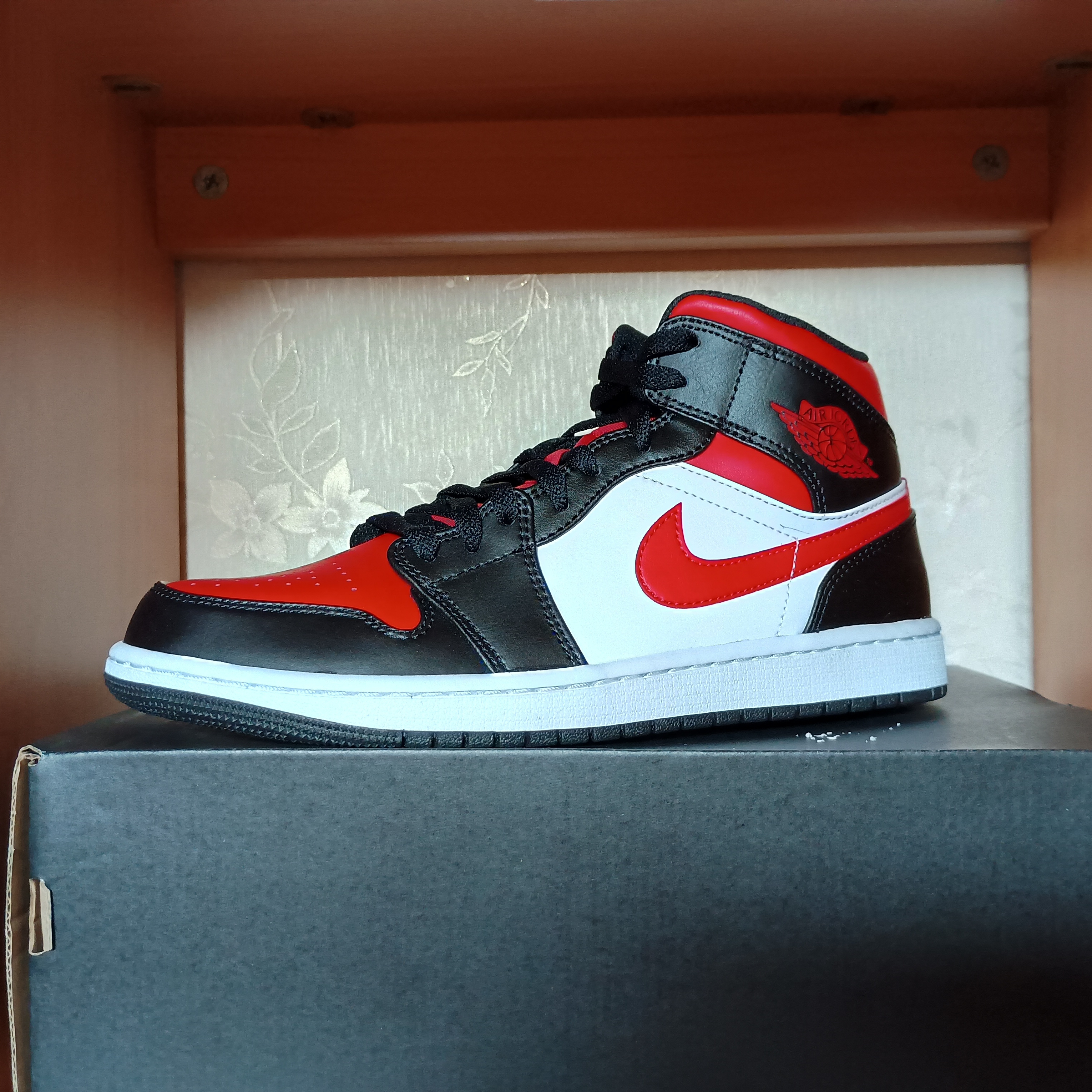 Jordan 1 Mid Black Fire Red 착용 스타일