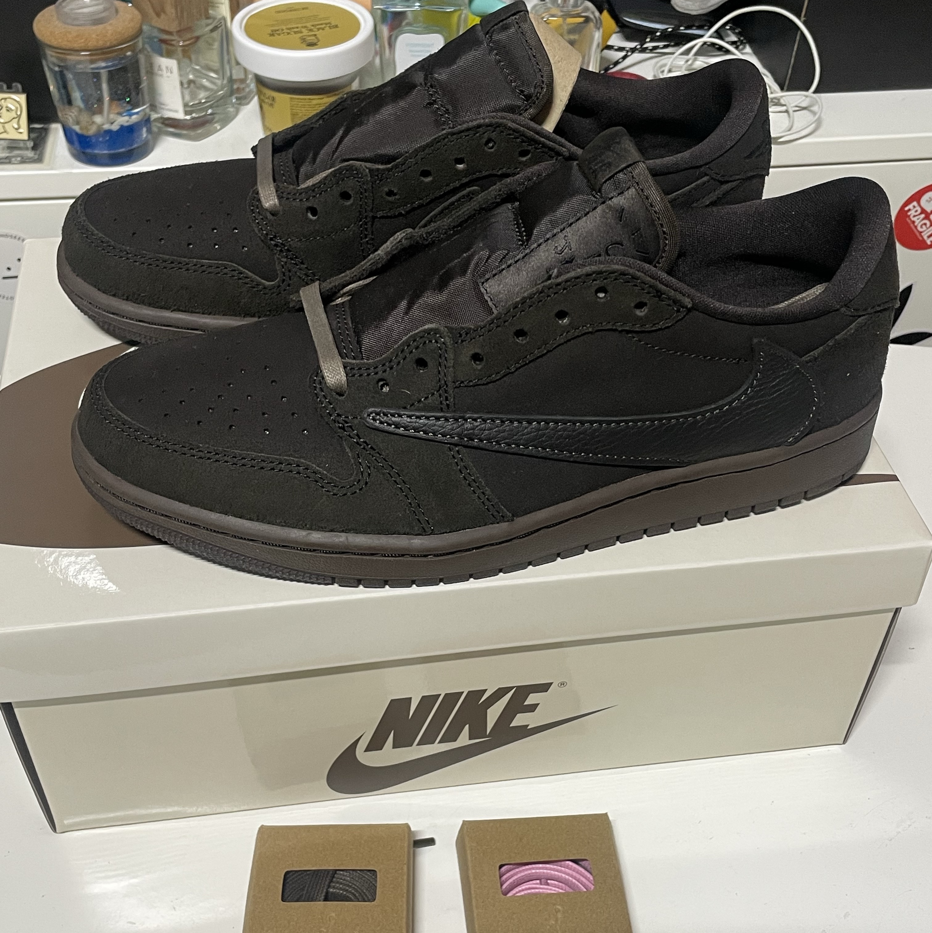 Jordan 1 x Travis Scott Retro Low OG SP Velvet Brown and Dark Mocha 착용 스타일 - 2
