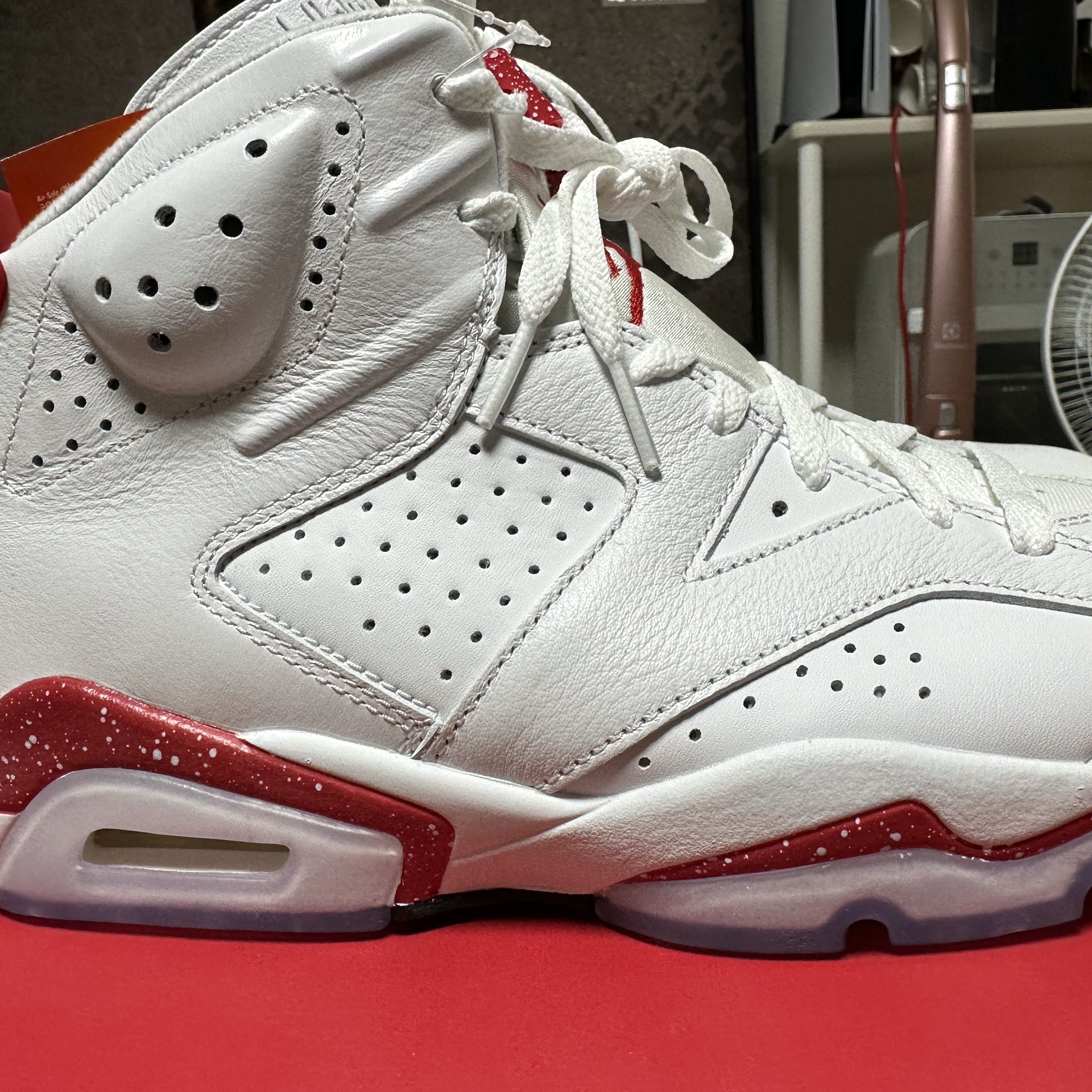 Jordan 6 Retro White and University Red 착용 스타일 - 3