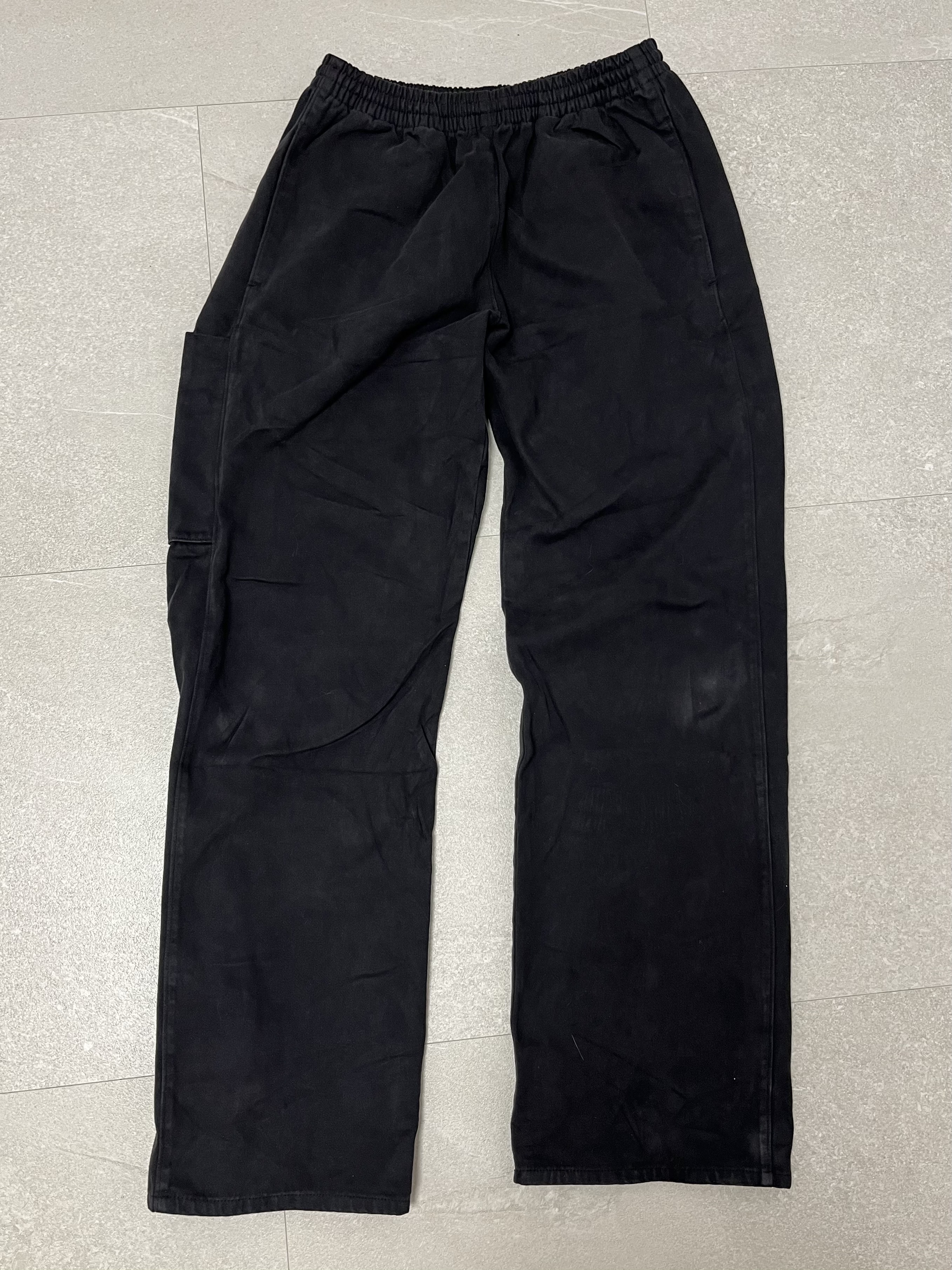 Yeezy Gap Engineered By Balenciaga Sateen Cargo Pants Black, Yeezy Gap Engineered By Balenciaga Sateen Cargo Pants Black 착용 스타일 - 3