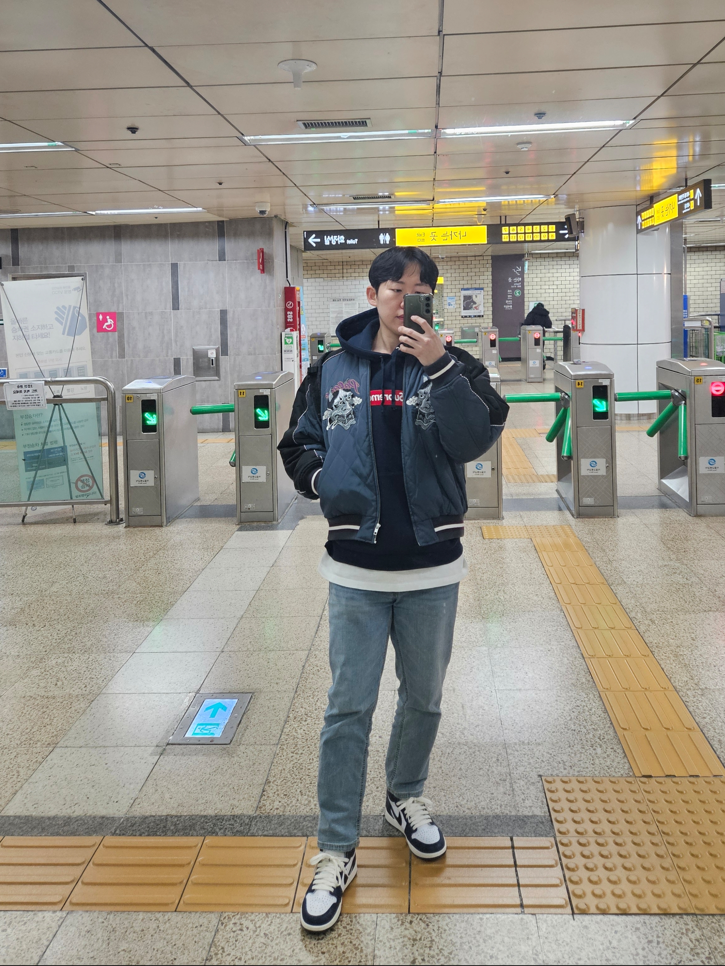 Palace Festival Bomber Jacket Black - 23FW, Supreme Box Logo Hooded Sweatshirt Navy - 24FW 착용 스타일