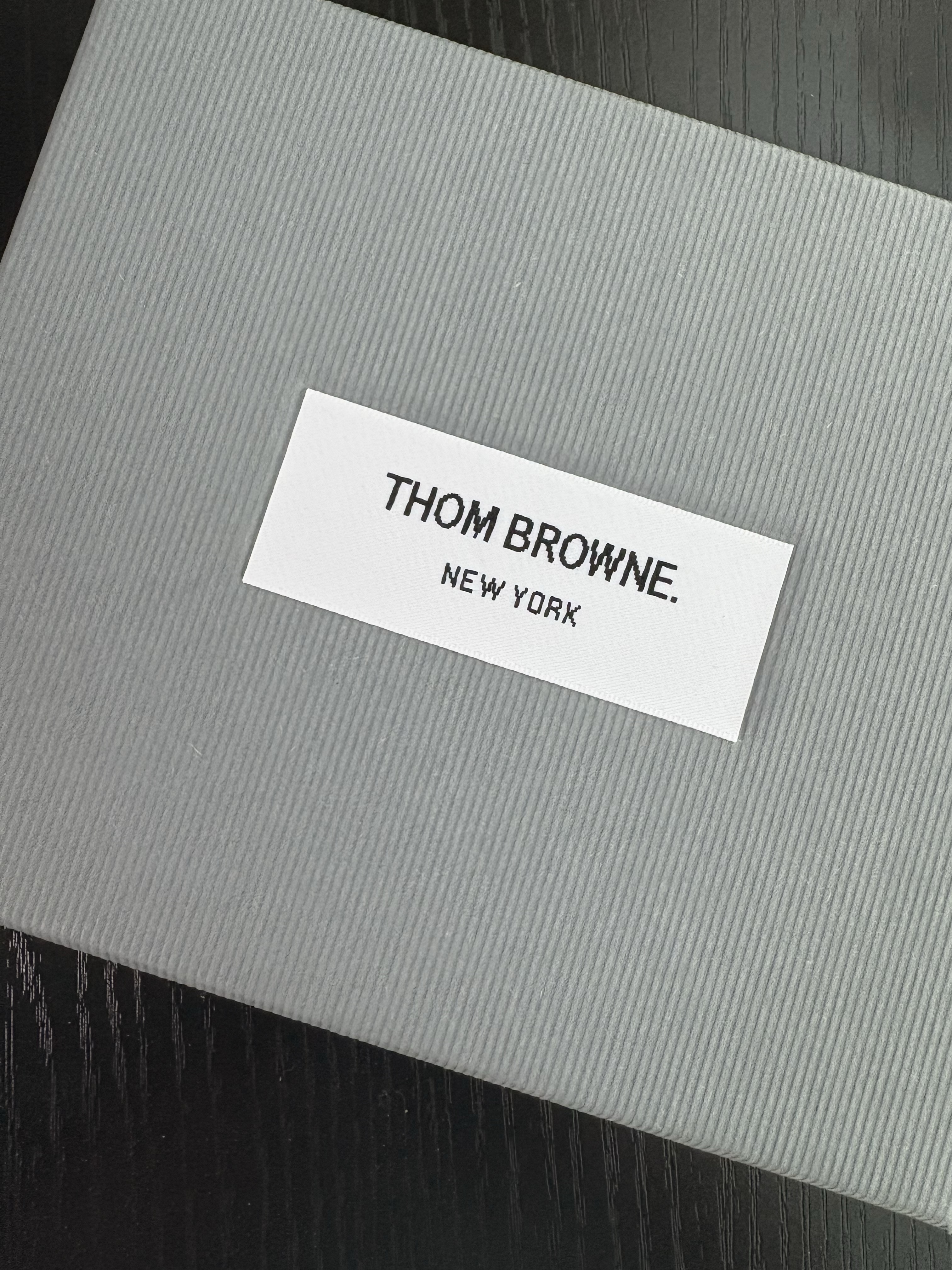 Thom Browne Pebble Grain Leather Stripe Note Compartment Card Holder Black 착용 스타일 - 1