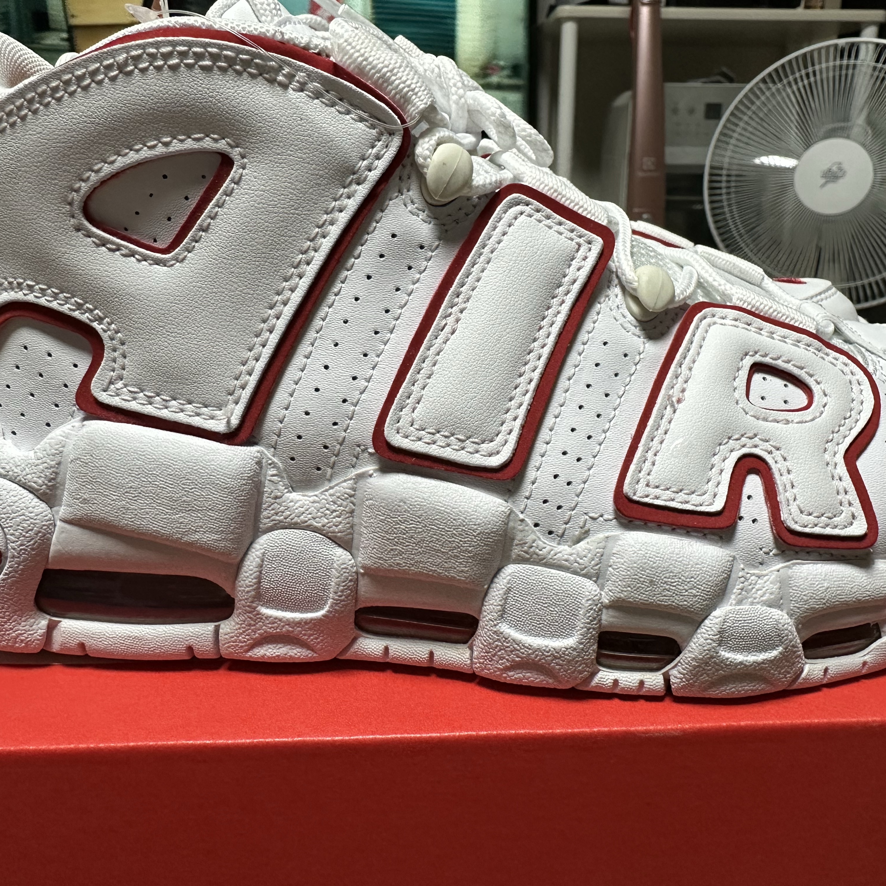 Nike Air More Uptempo White Varsity Red 2021 착용 스타일 - 4