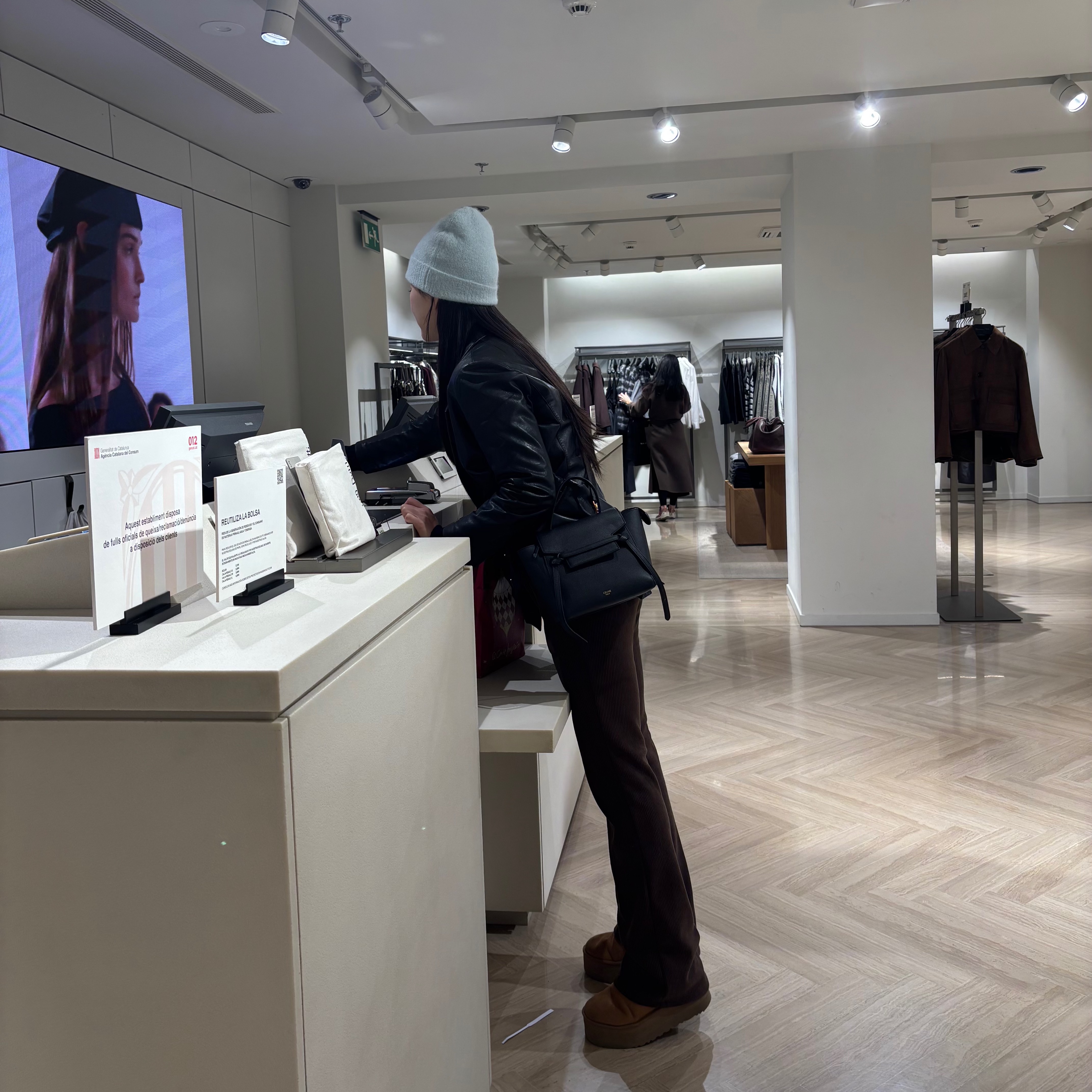 AMI de Coeur Cloudy Wool Beanie Aquamarine Ivory, (W) UGG Classic Ultra Mini Platform Boots Chestnut 착용 스타일 - 4