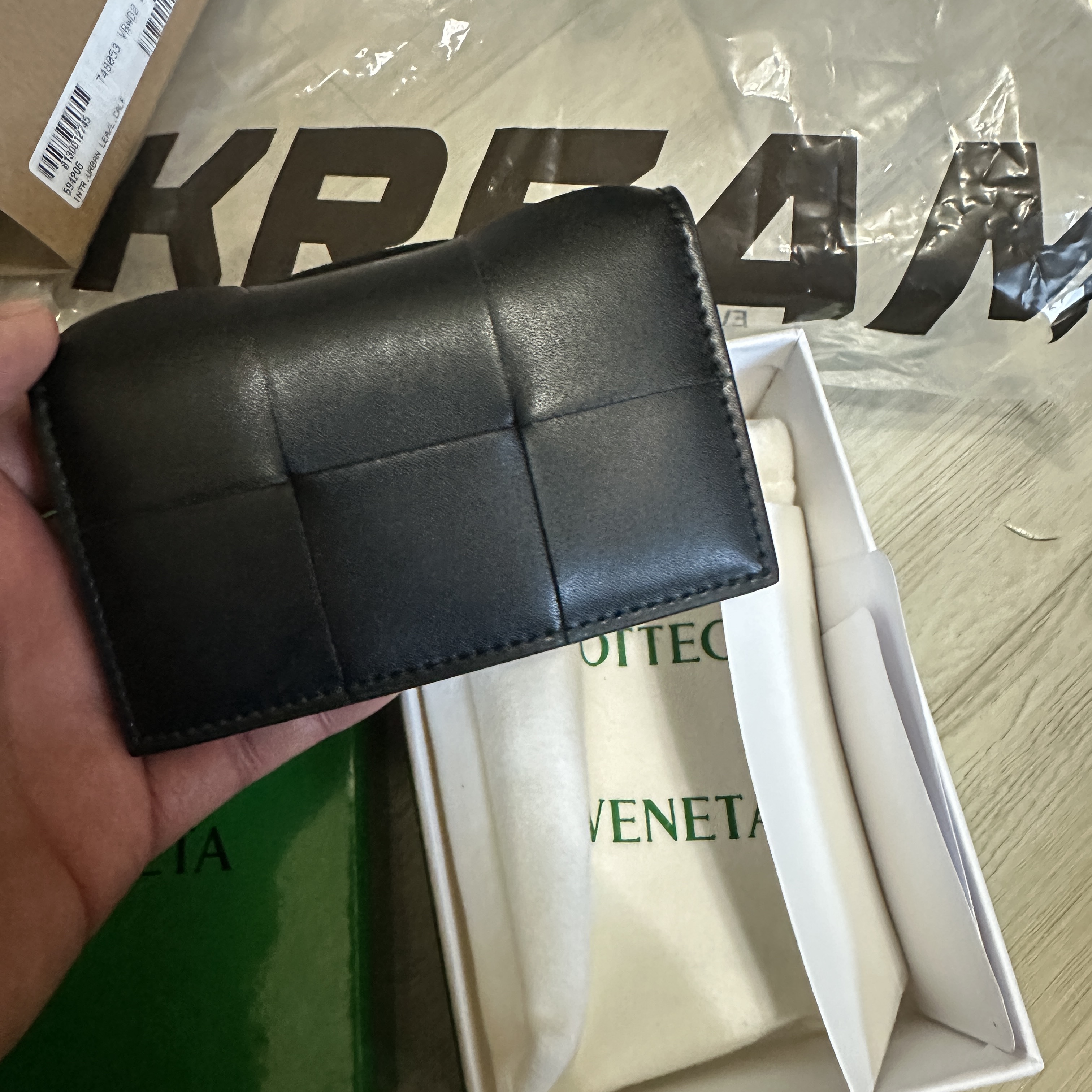 Bottega Veneta Flap Card Case Black 착용 스타일