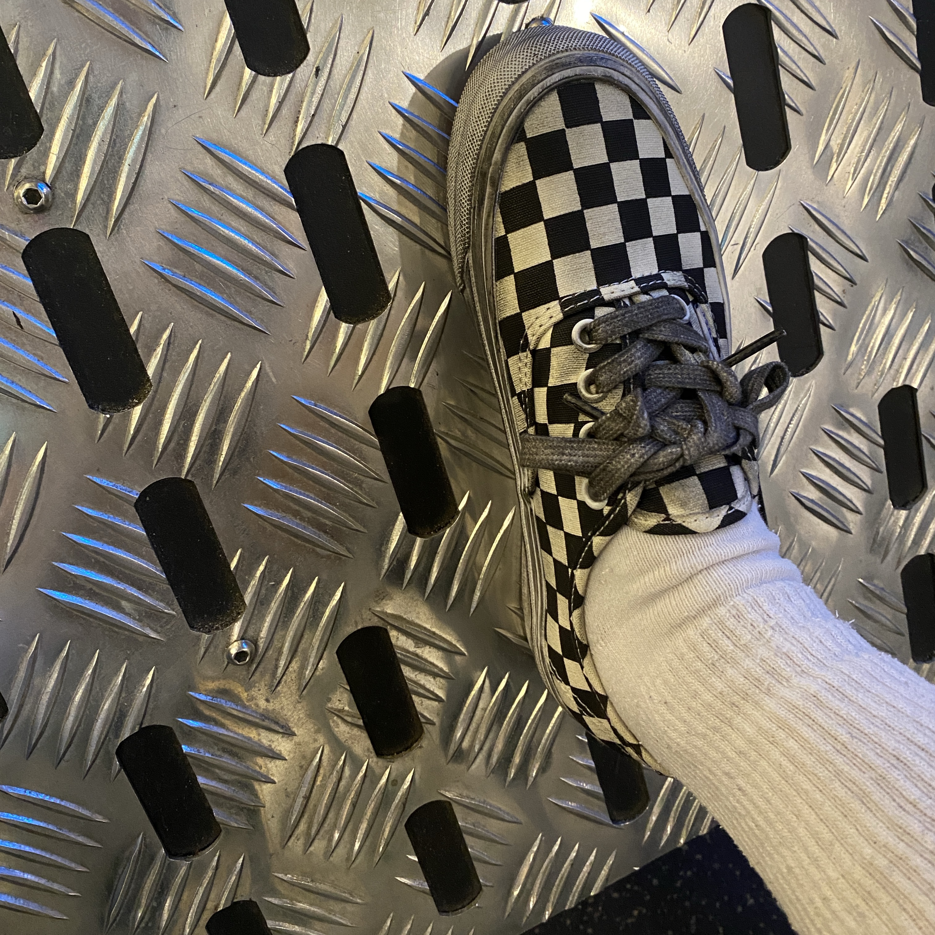 Vans Vault OG Authentic LX Checkerboard Stressed Black 착용 스타일 - 1