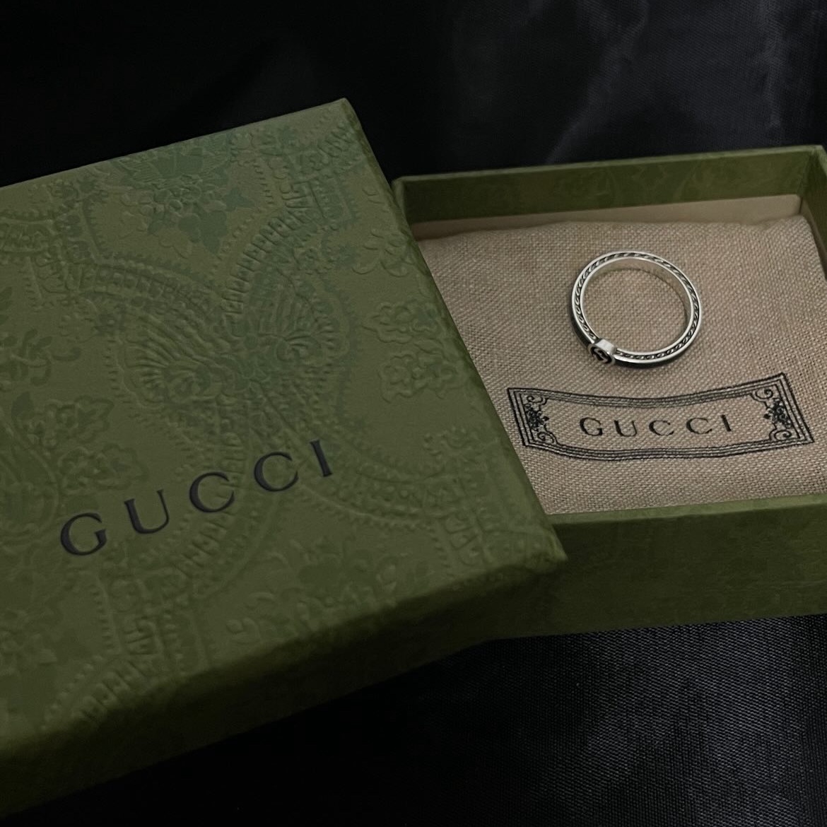 Gucci Interlocking G Ring Black Silver 착용 스타일