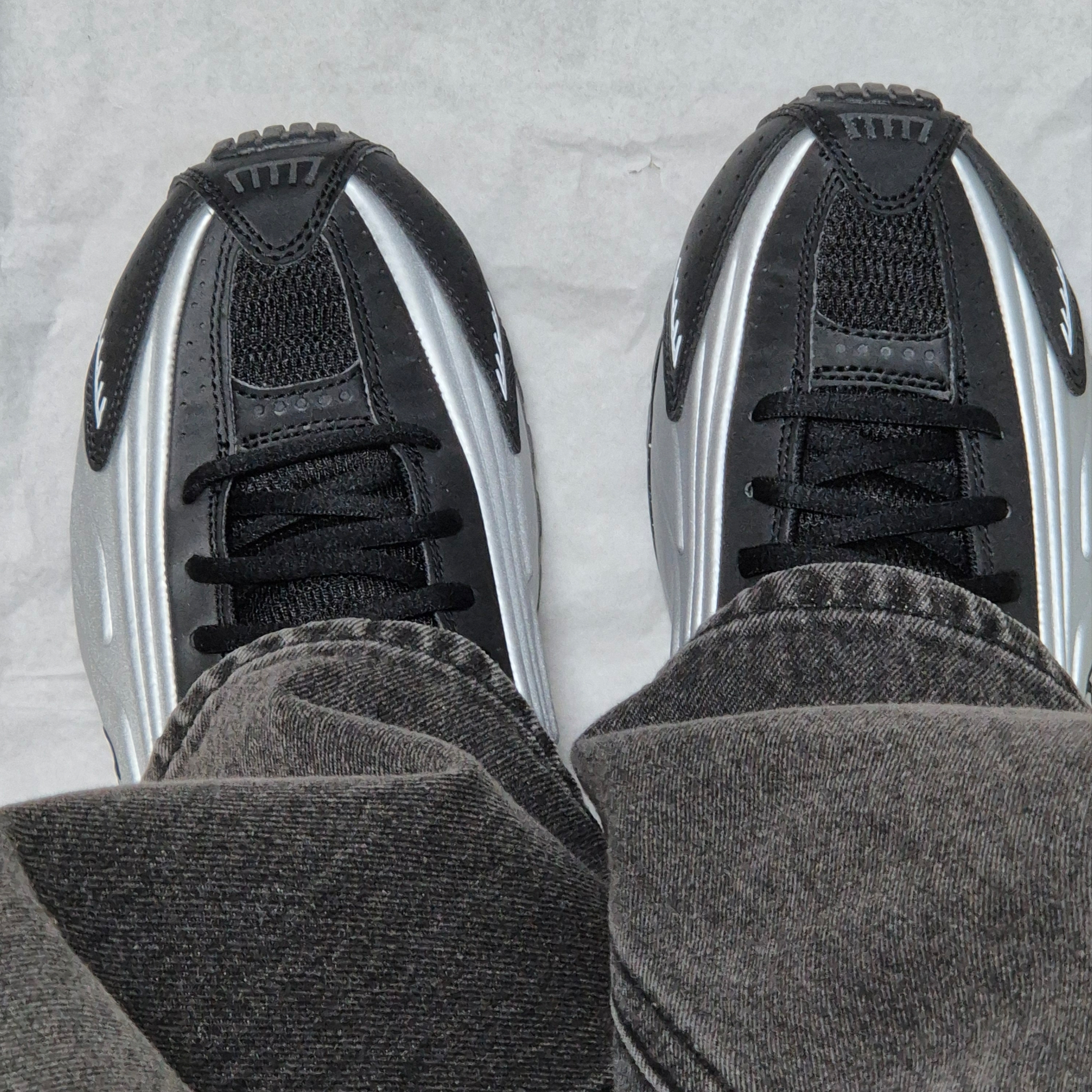 Nike Shox R4 Metallic Silver Red 착용 스타일