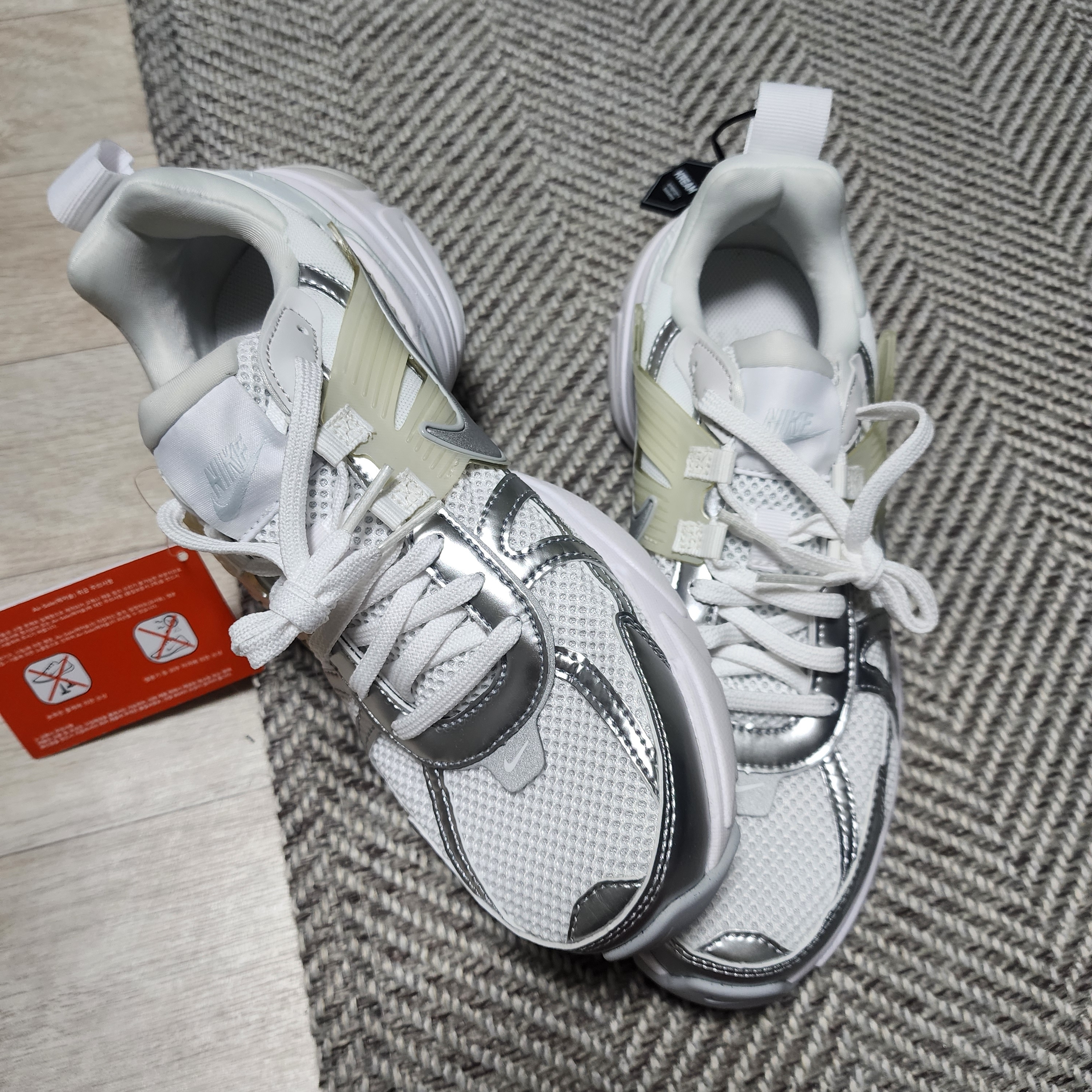 Nike V2K Run Metallic Silver White 착용 스타일