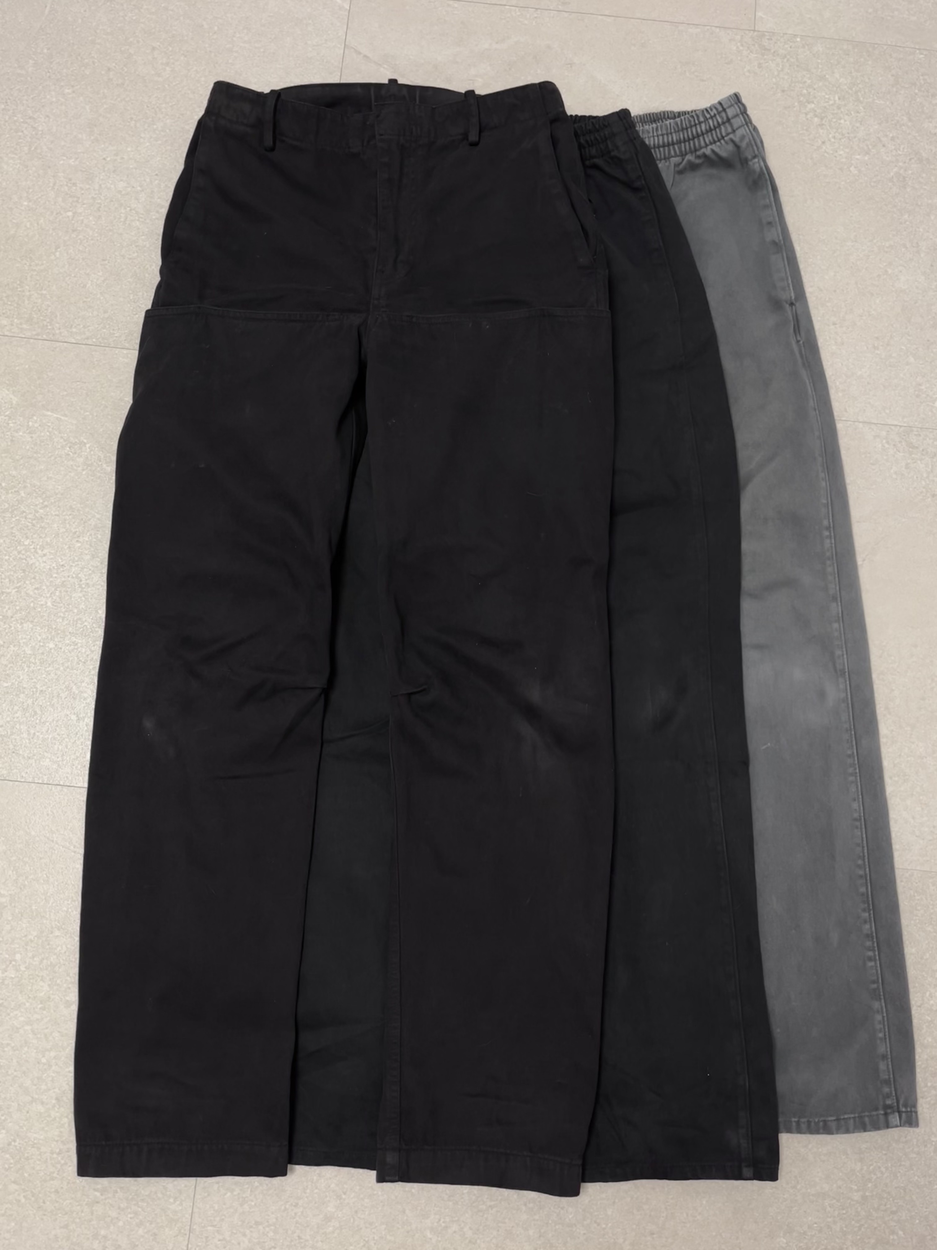Yeezy Gap Engineered By Balenciaga Sateen Cargo Pants Black, Yeezy Gap Engineered By Balenciaga Sateen Cargo Pants Black 착용 스타일 - 1