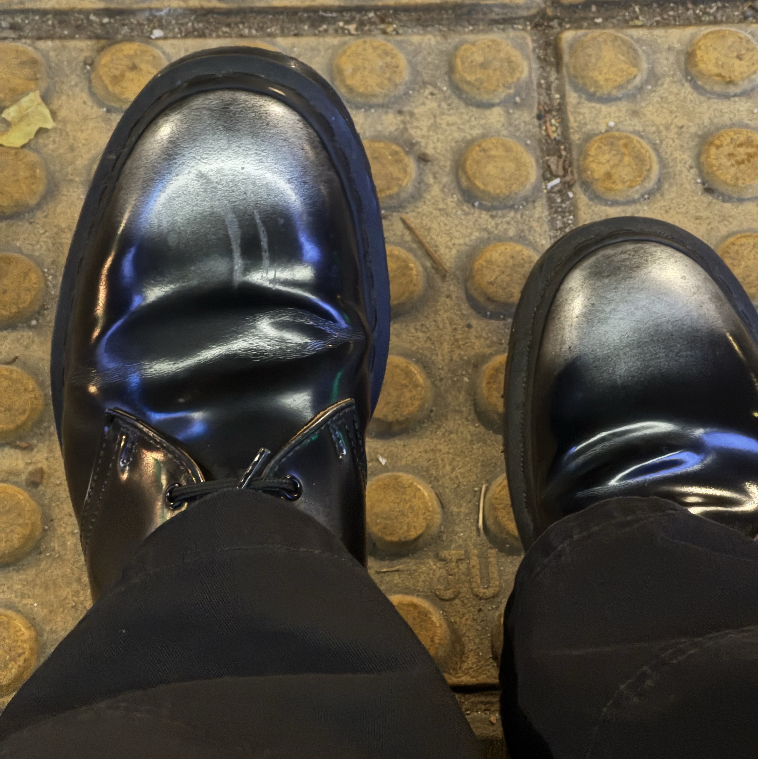 Dr. Martens x Supreme 1461 Gray Silver 착용 스타일 - 2