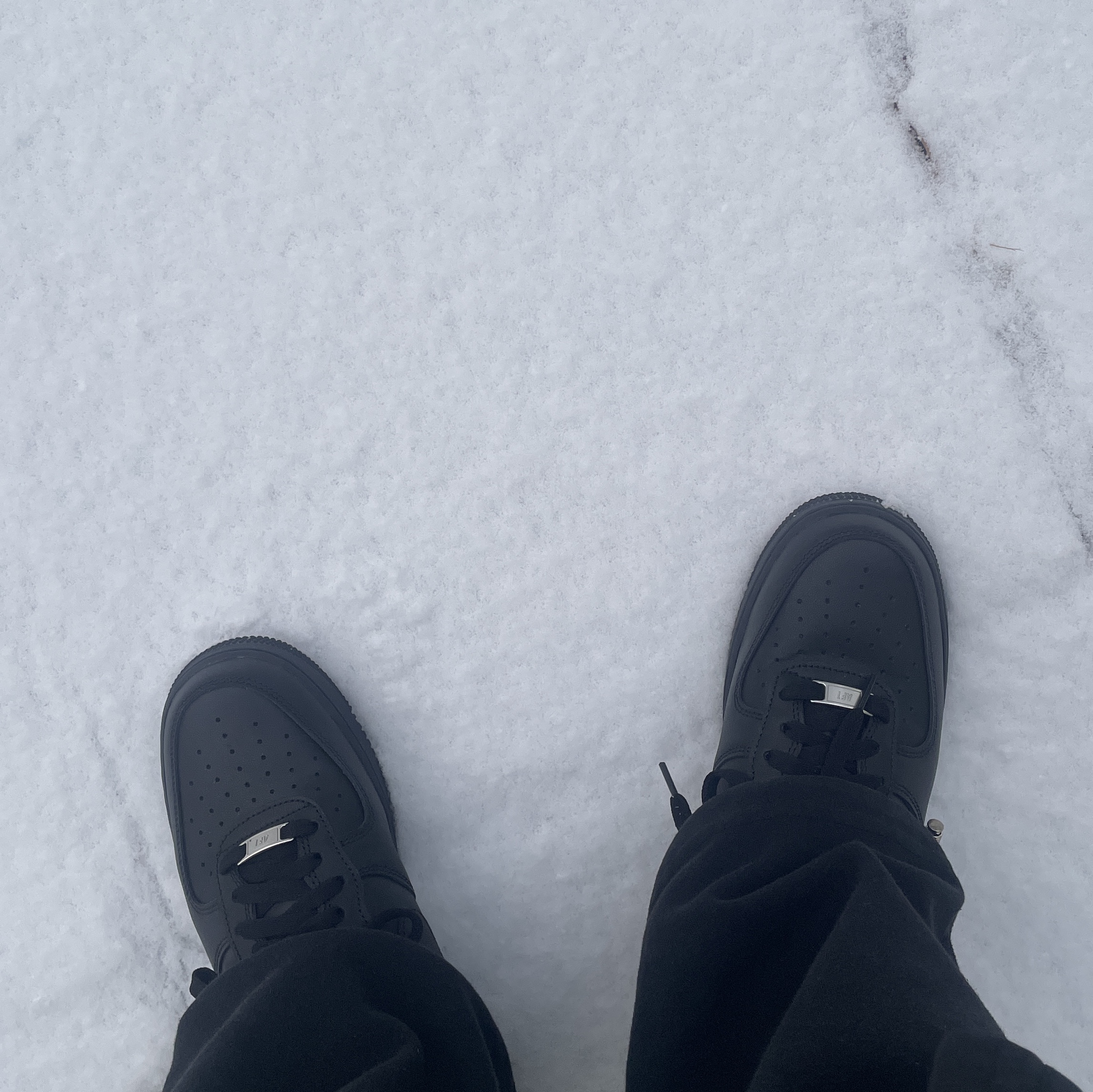 Nike Air Force 1 '07 Low Triple Black 착용 스타일