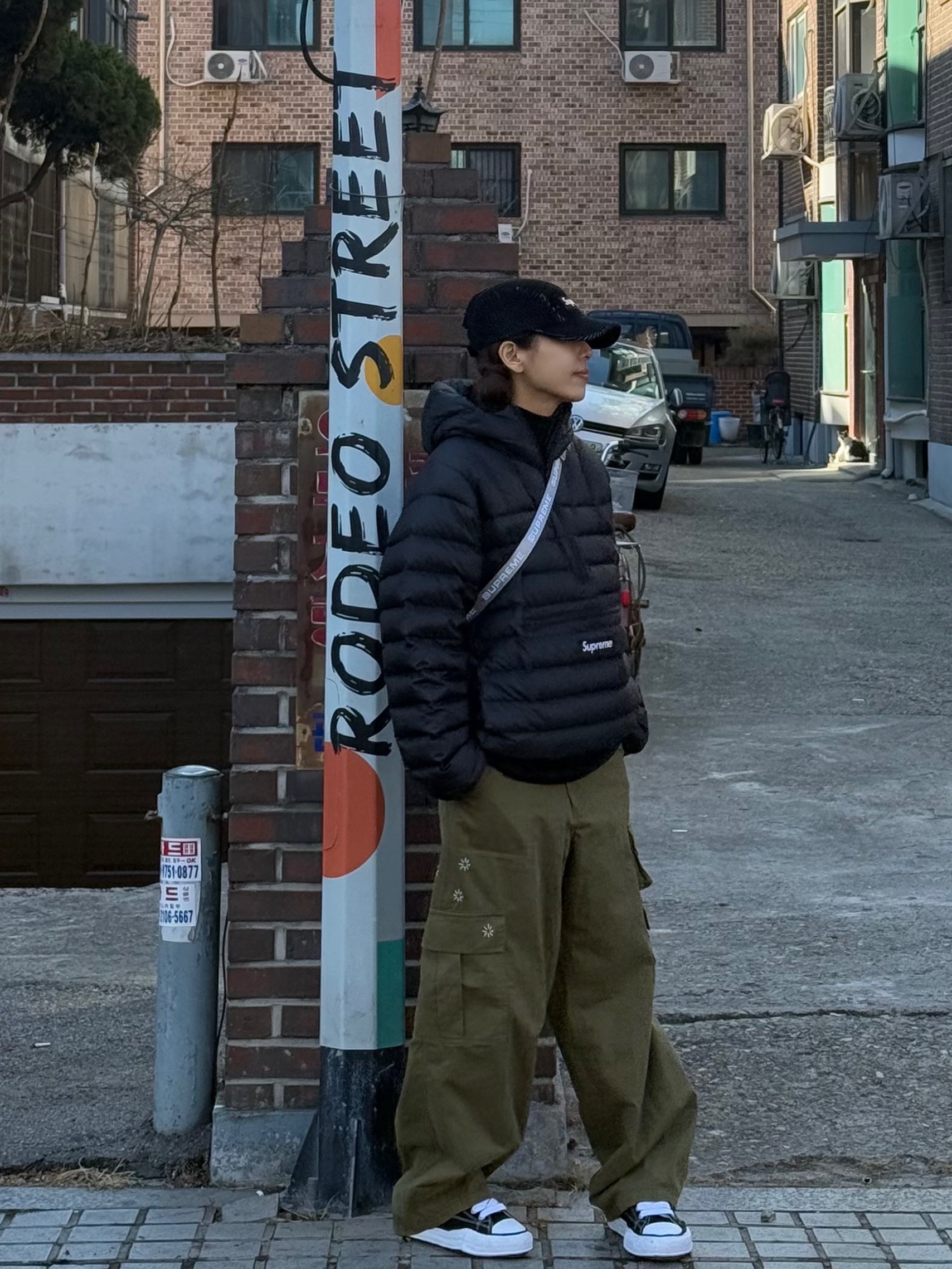 Supreme 2-Tone Corduroy Camp Cap Black - 23SS, Supreme Micro Down Half Zip Hooded Pullover Black - 24FW 착용 스타일 - 1